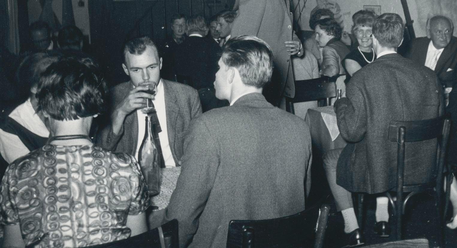 Monmatre, Artisti a cena in un ristorante, Parigi, Francia 1950, 12, 4 x 18 cm - Photograph di Erich Andres