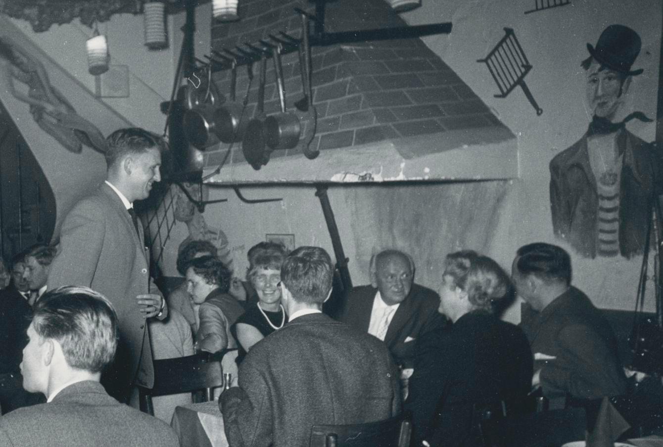 Monmatre, Artisti a cena in un ristorante, Parigi, Francia 1950, 12, 4 x 18 cm - Photograph Moderno di Erich Andres
