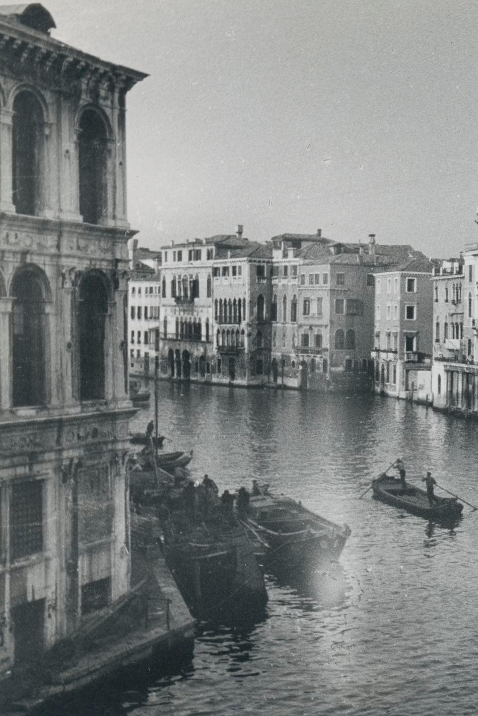 Venice, Venedig, Canale Grande, Italy 1950s, 13 x 17, 7 cm - Photograph by Erich Andres