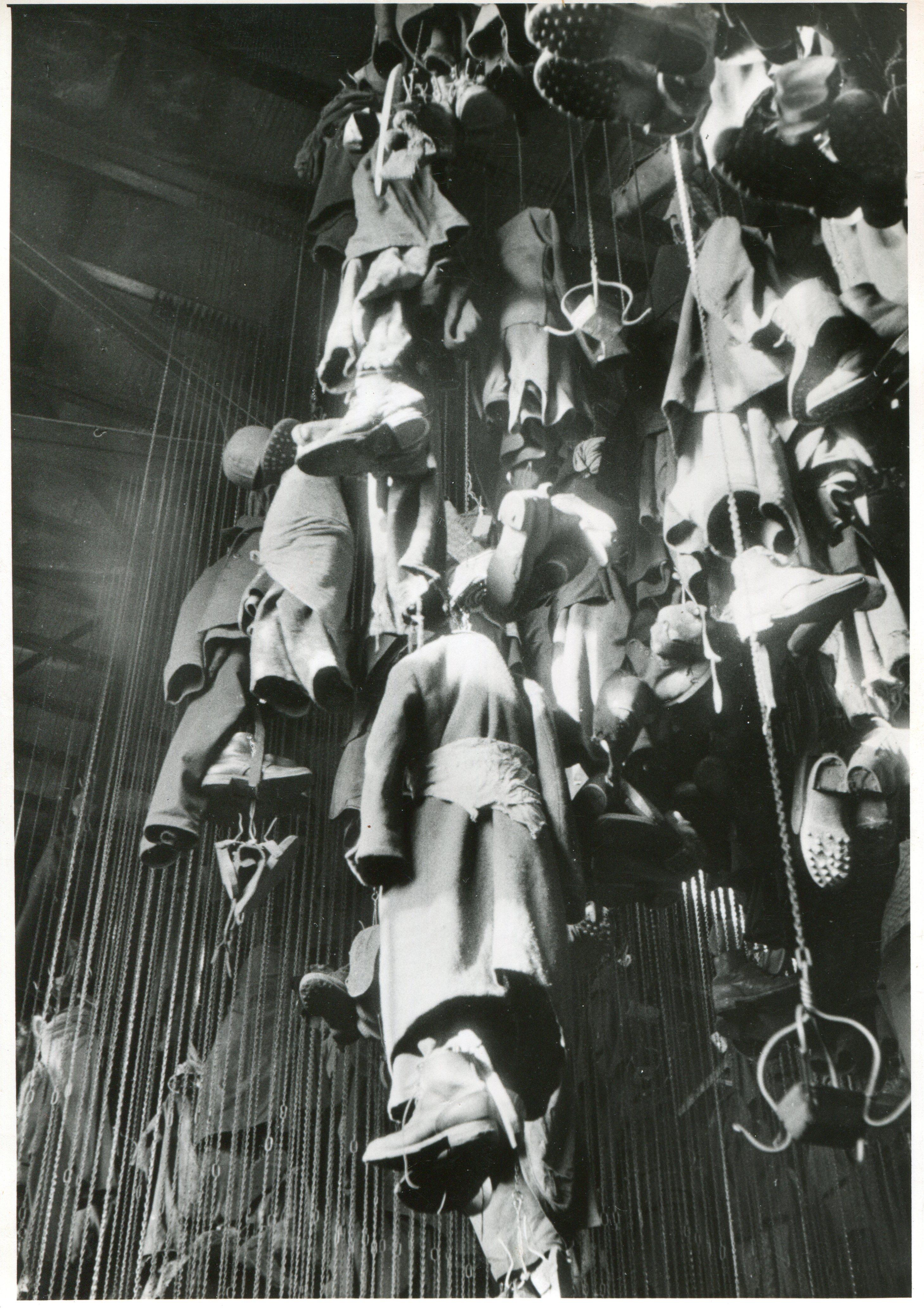 Erich Andres Black and White Photograph – Change- und Waschhaus, Essen, Deutschland 1952