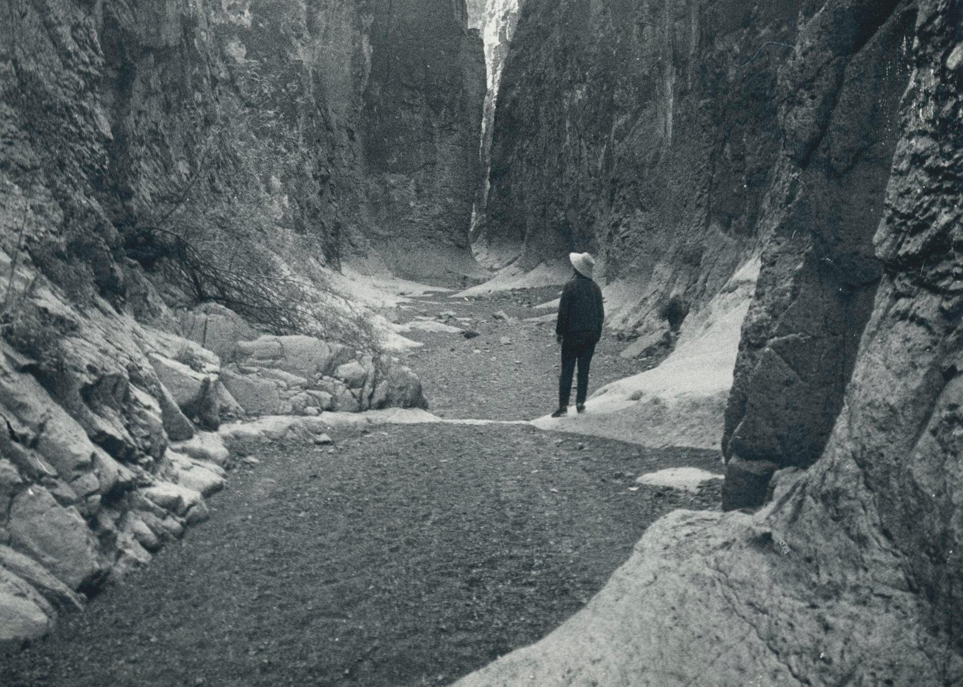 Cowboy, Canyon, photographie en noir et blanc, Texas, États-Unis, années 1960, 23,2 x 17,8 cm - Photograph de Erich Andres