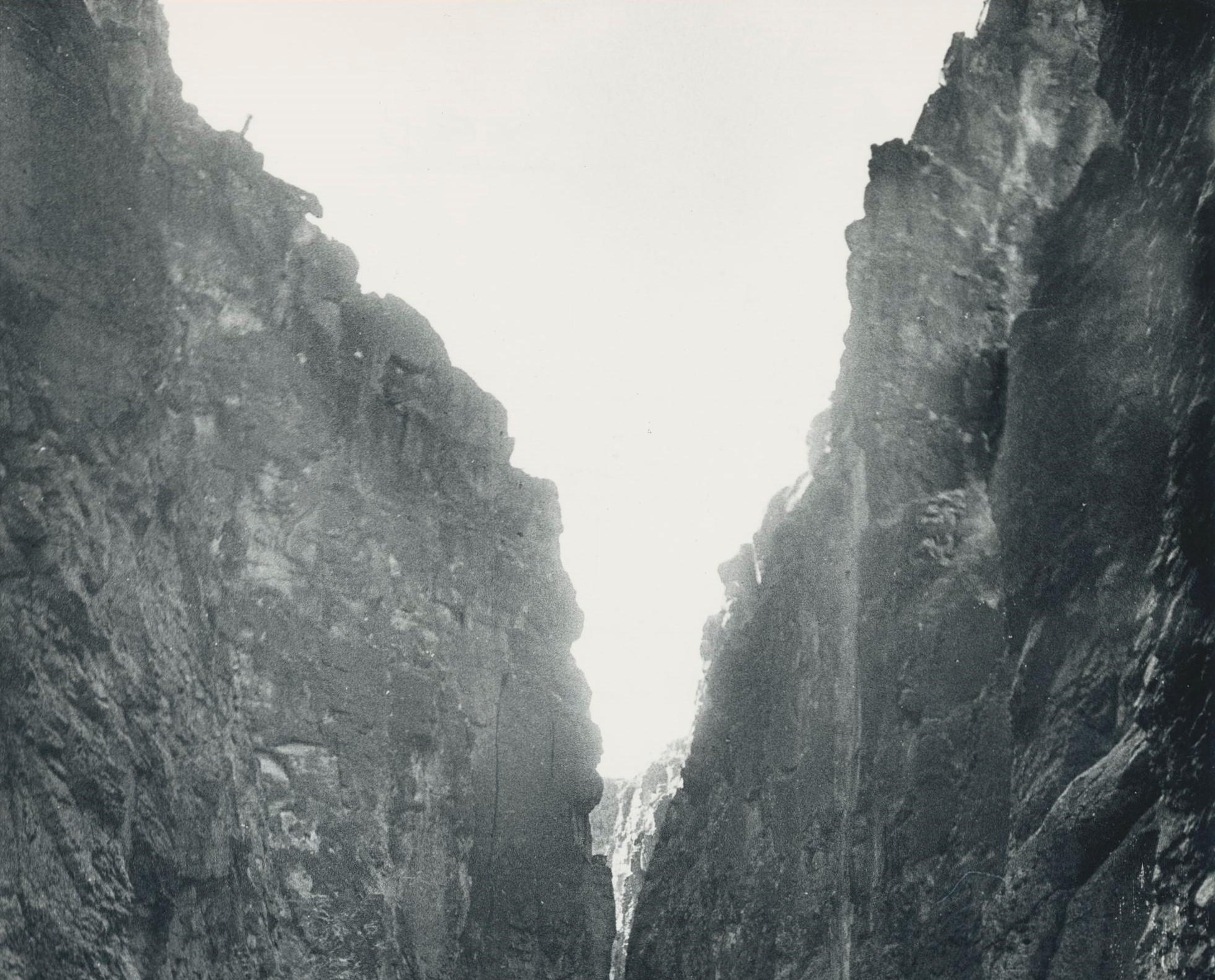 Cowboy, Canyon, photographie en noir et blanc, Texas, États-Unis, années 1960, 23,2 x 17,8 cm - Moderne Photograph par Erich Andres