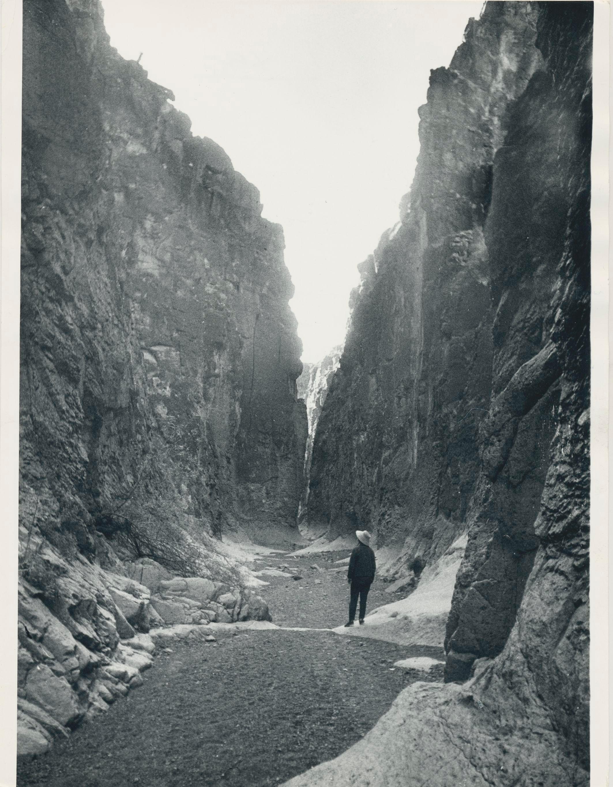 Cowboy, Canyon, Schwarz-Weiß-Fotografie, Texas, USA, 1960er Jahre, 23,2 x 17,8 cm