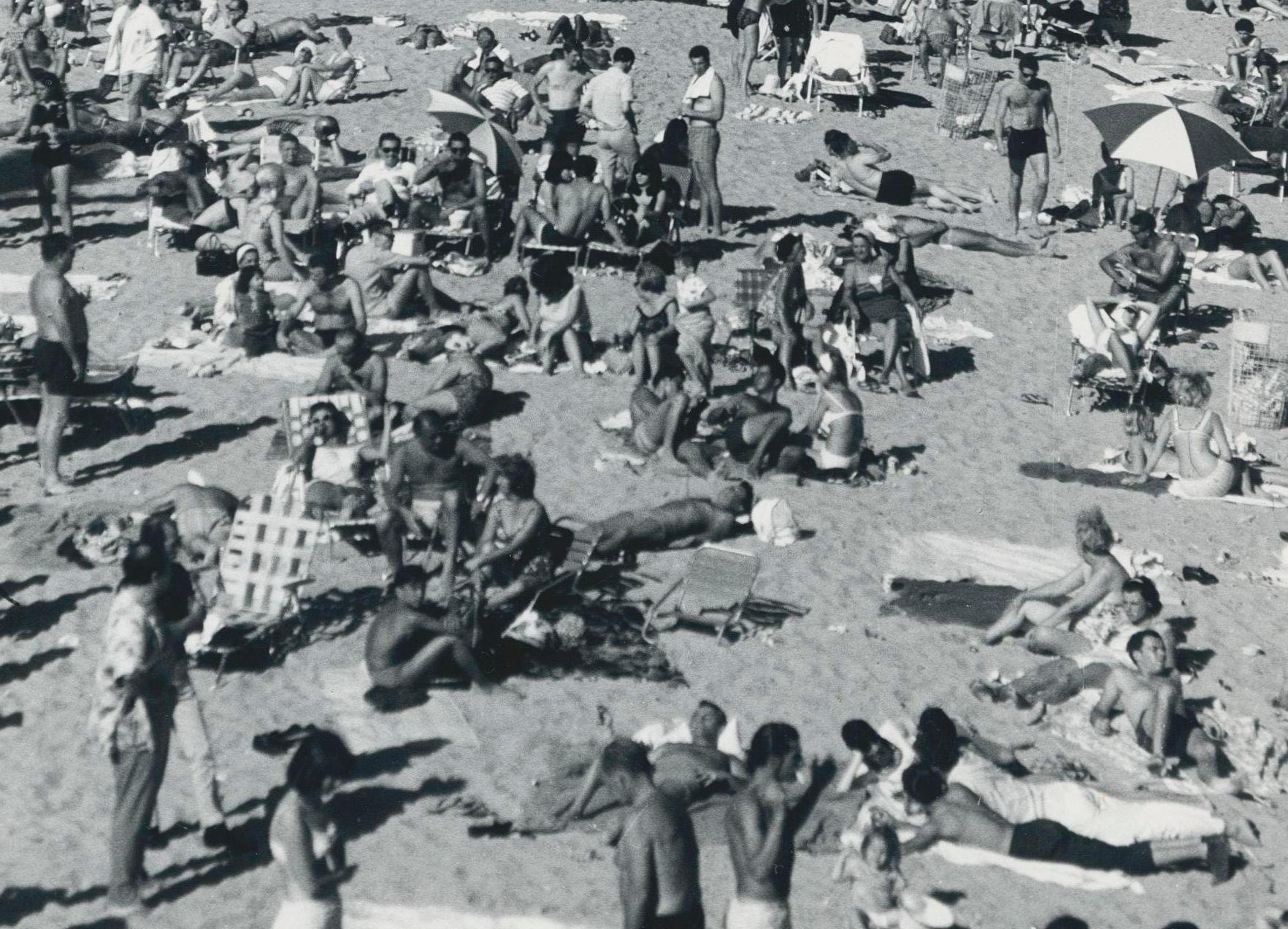 Crowded Beach, Florida, Schwarz-Weiß-Fotografie, USA 1960er Jahre 23,2 x 17,9 cm (Moderne), Art, von Erich Andres