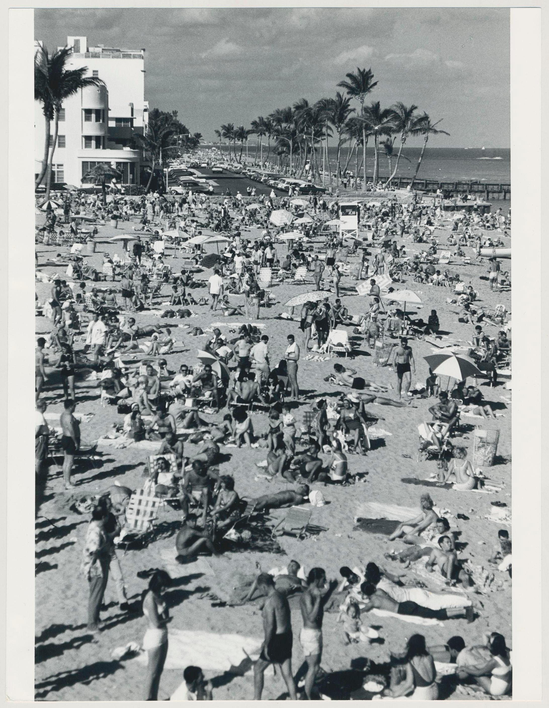 Crowded Beach, Florida, Black and White Photography, USA 1960s 23, 2 x 17, 9 cm