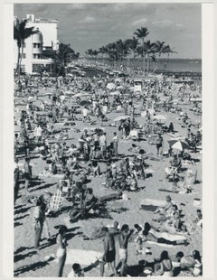 Crowded Beach, Florida, Black and White Photography, USA 1960s 23,2 x 17,9 cm
