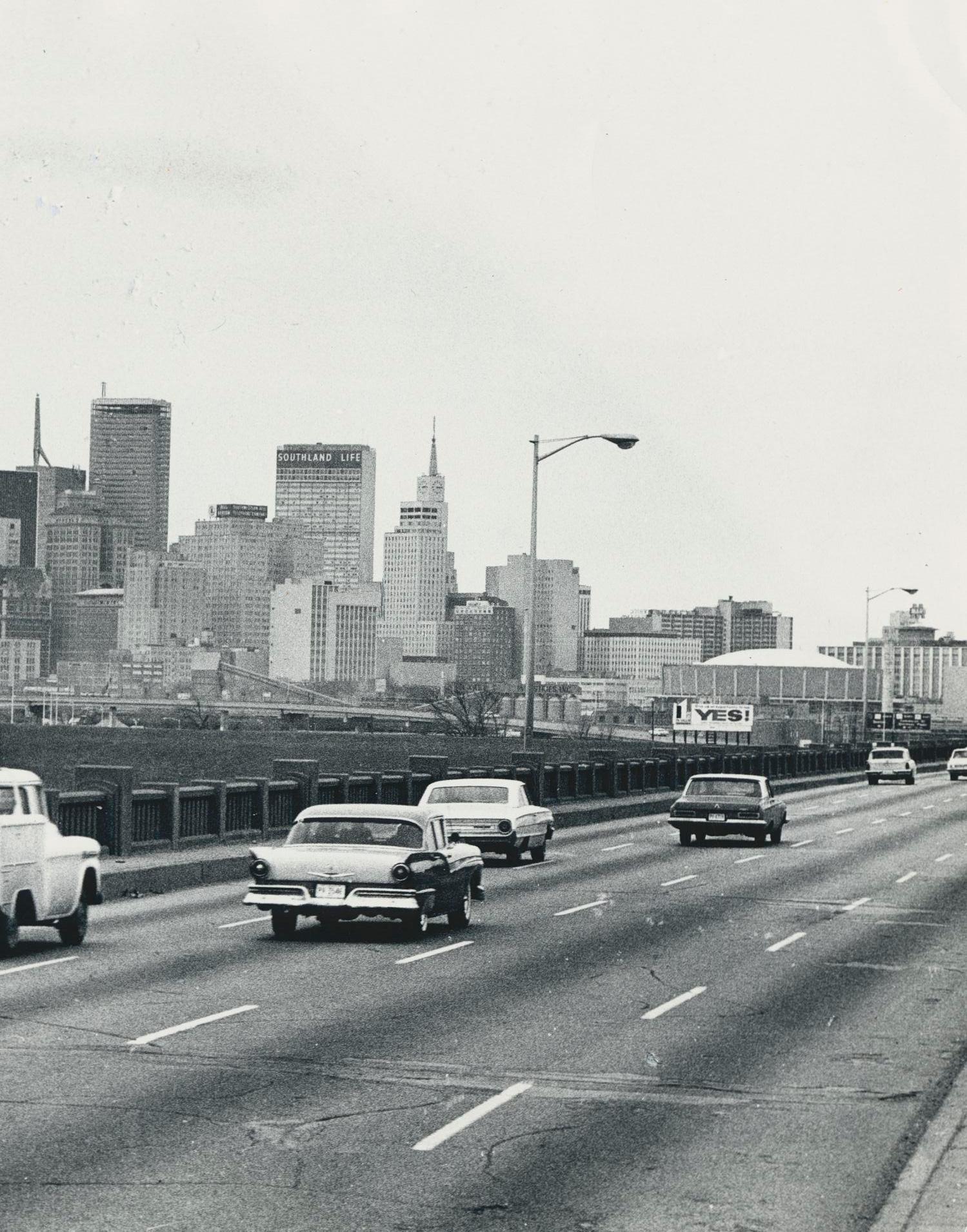 Dallas, Texas, Schwarz-Weiß-Fotografie, USA 1960er Jahre, 17 x 23,5 cm – Photograph von Erich Andres