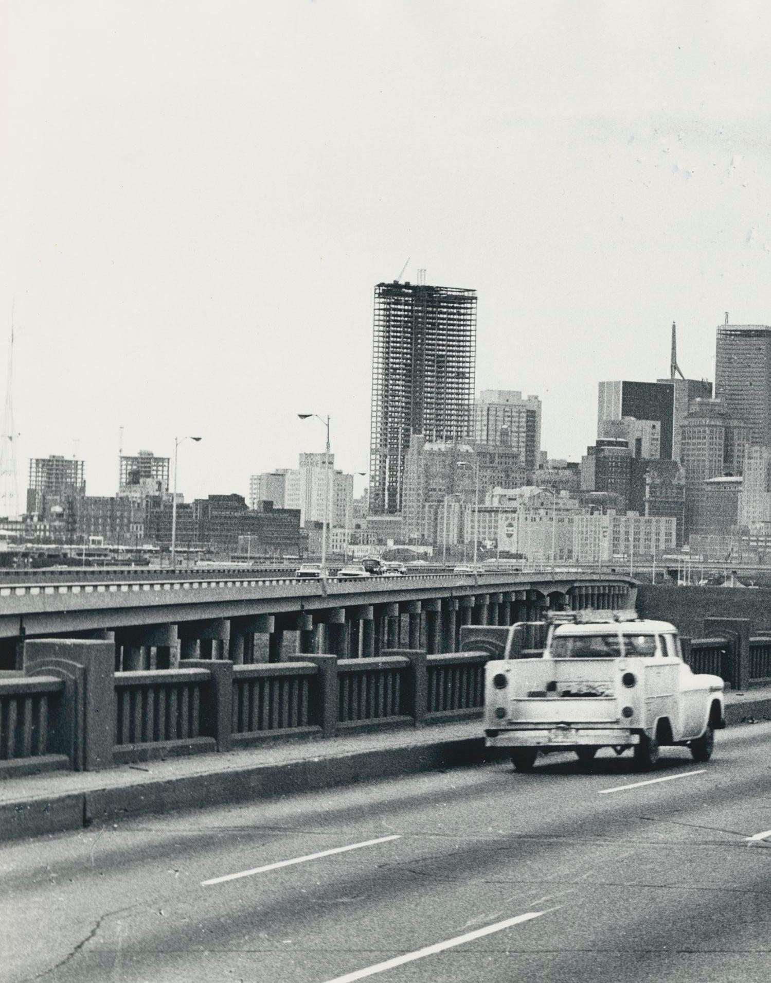 Dallas, Texas, Schwarz-Weiß-Fotografie, USA 1960er Jahre, 17 x 23,5 cm (Moderne), Photograph, von Erich Andres