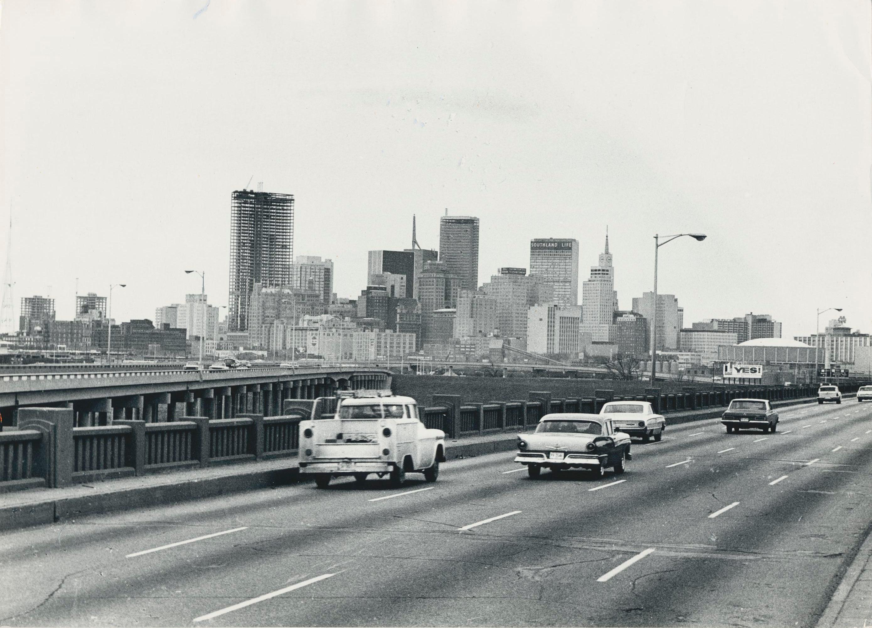 Erich Andres Black and White Photograph – Dallas, Texas, Schwarz-Weiß-Fotografie, USA 1960er Jahre, 17 x 23,5 cm