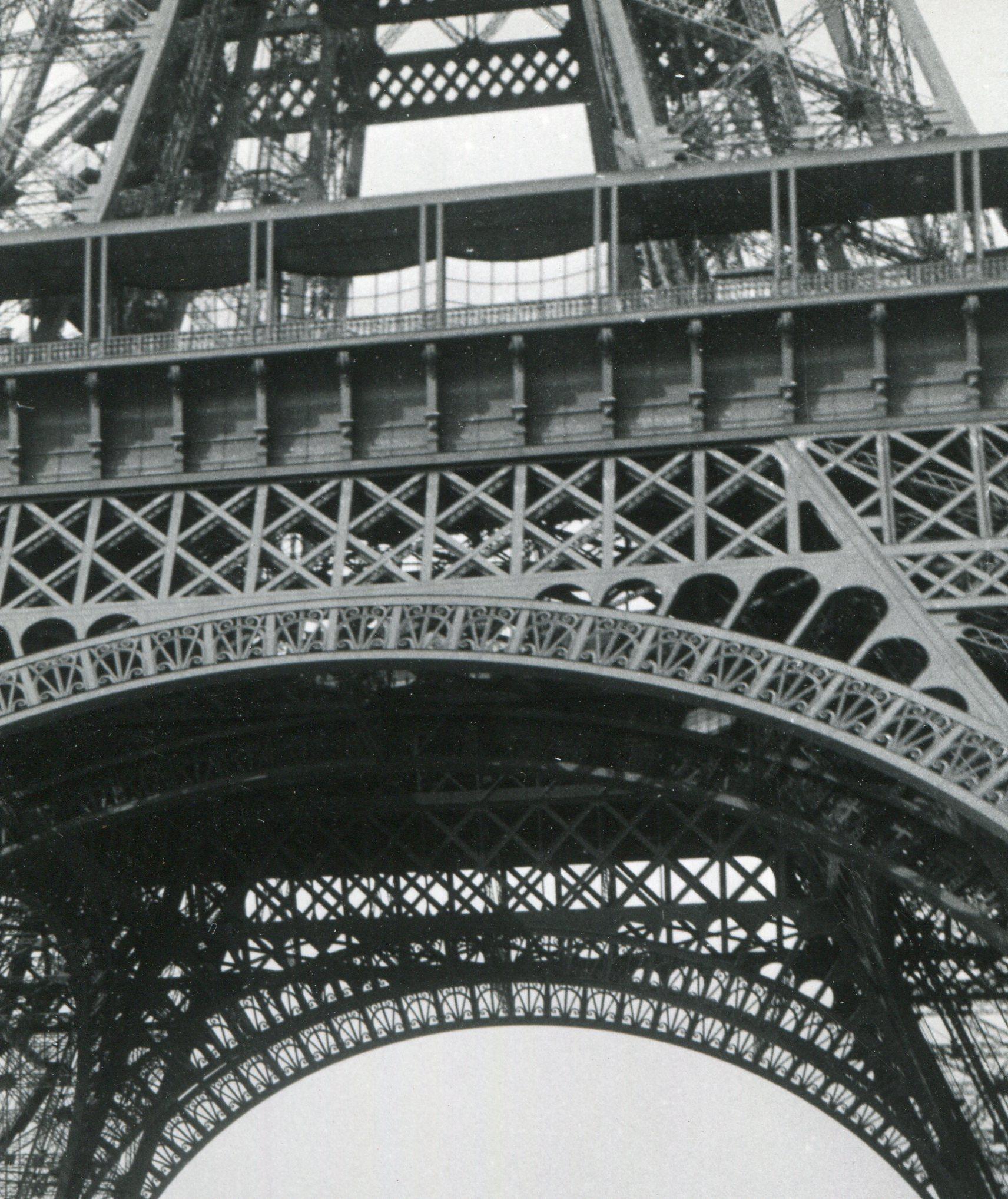 Eifeltower, Paris, 1955 - Photograph de Erich Andres