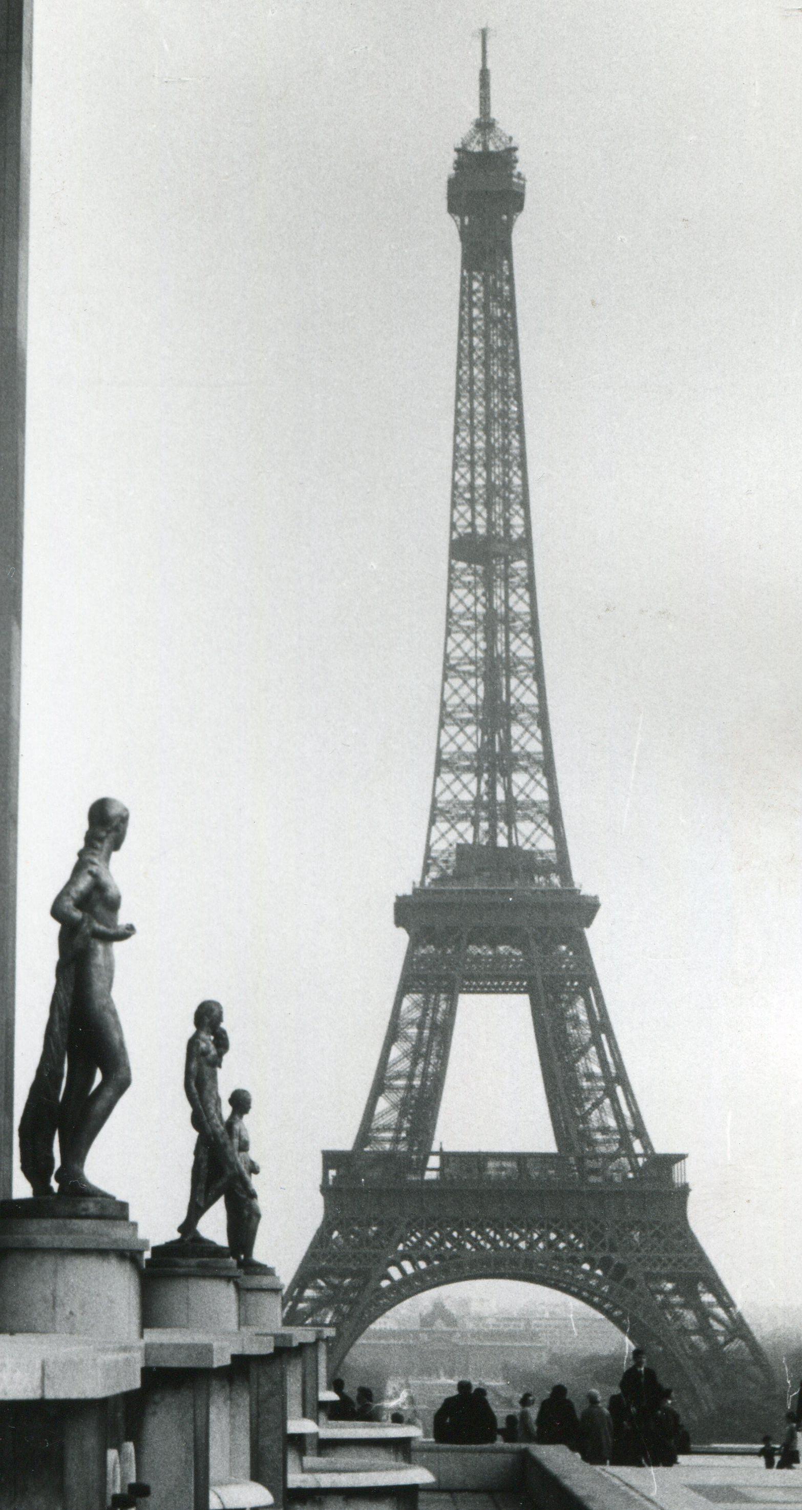 Eifeltower, Parigi, 1955 - Photograph Moderno di Erich Andres