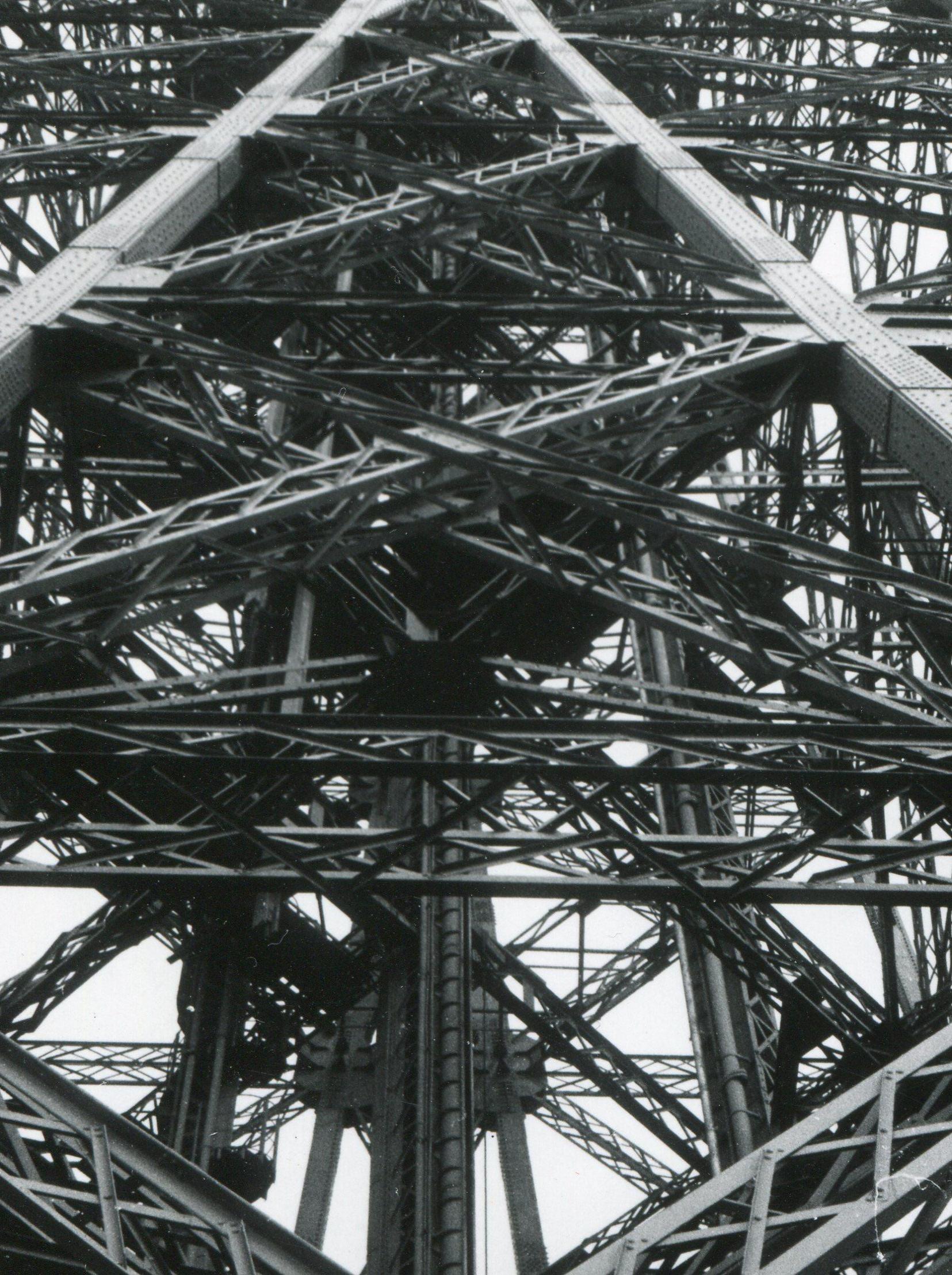 Einbauturm aus Eifelholz, Paris, 1955 (Moderne), Photograph, von Erich Andres
