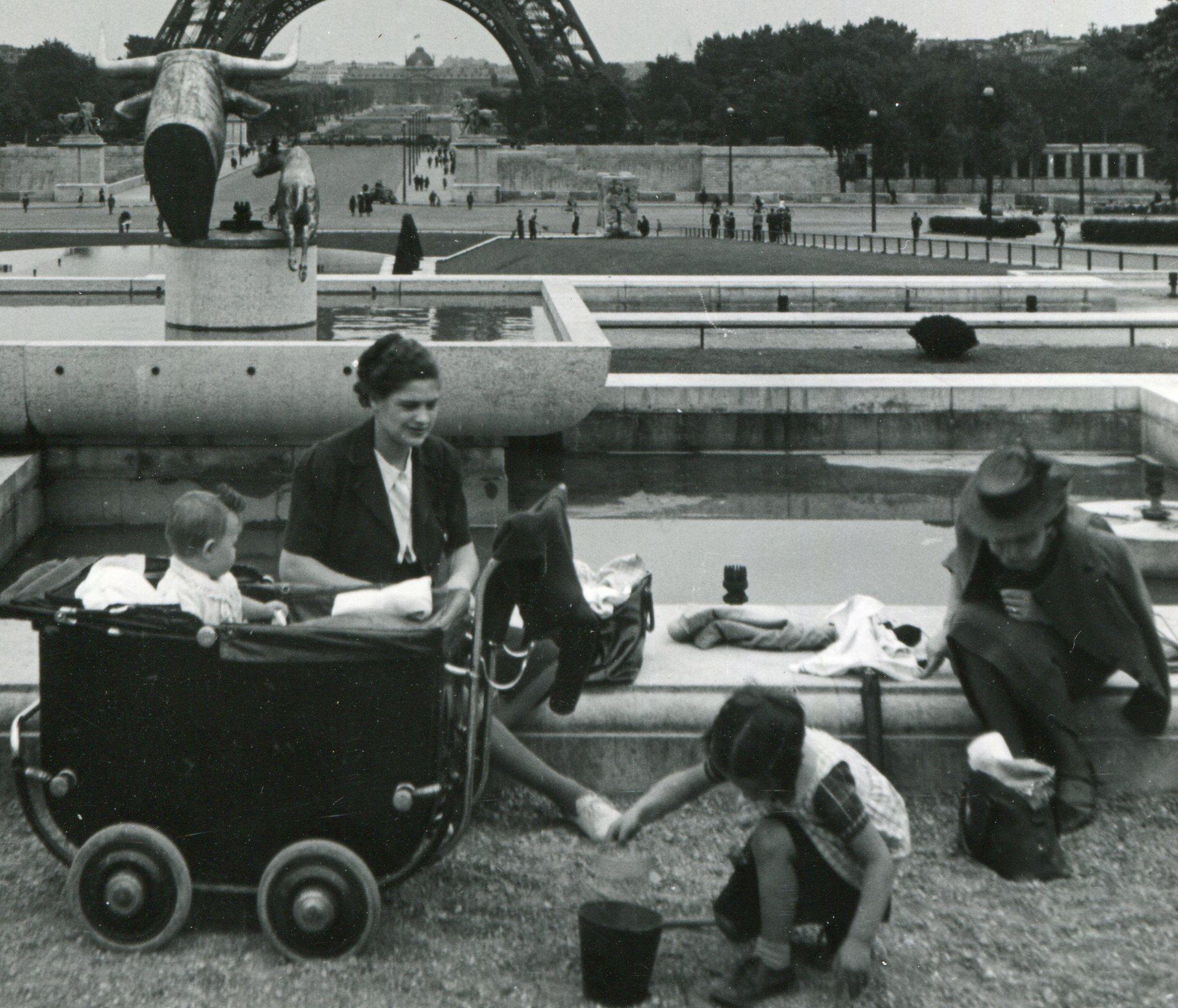 Einbauturm aus Eifelholz, Paris, 1955 (Moderne), Photograph, von Erich Andres