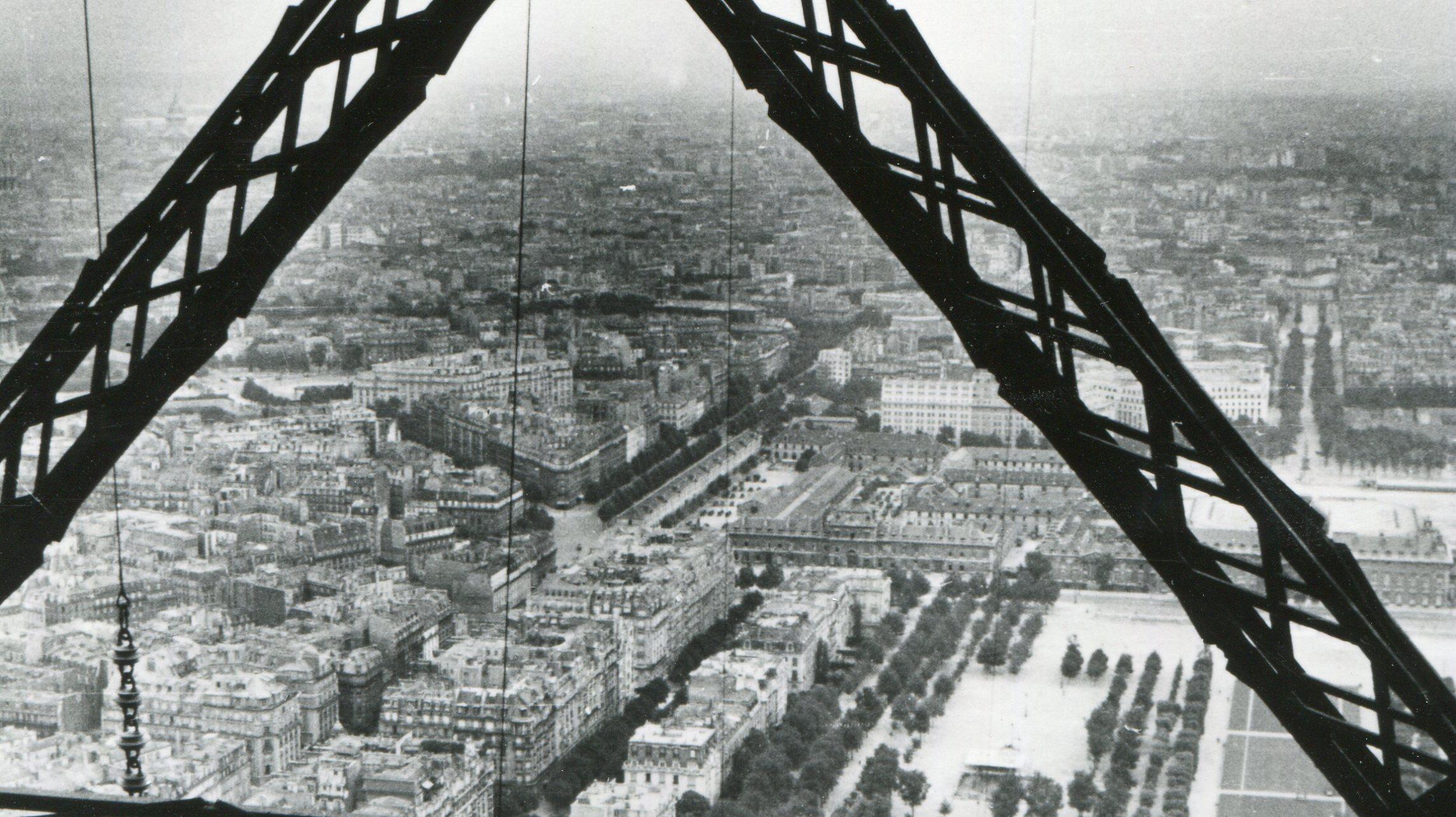 painting the eiffel tower 1932