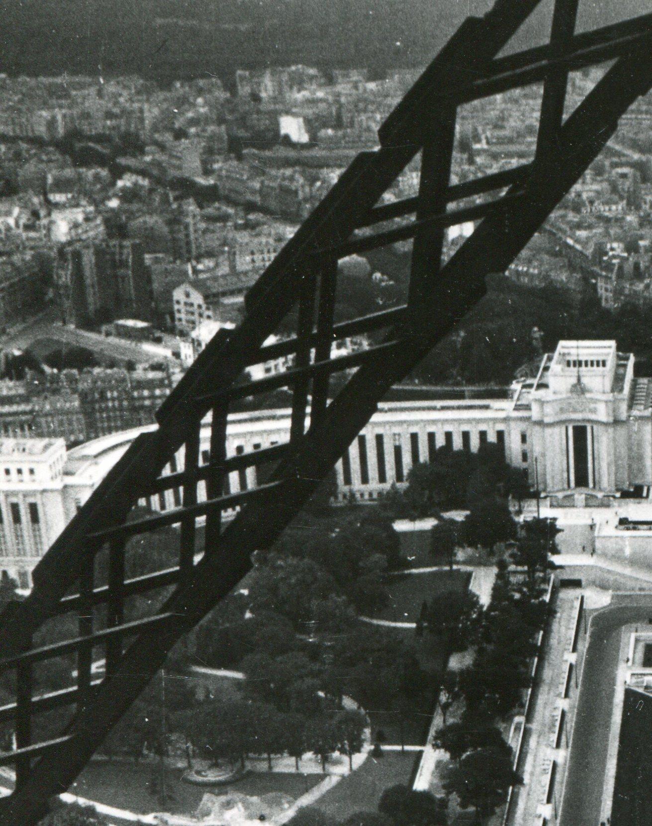 Eifeltower, Paris, 1955 - Moderne Photograph par Erich Andres