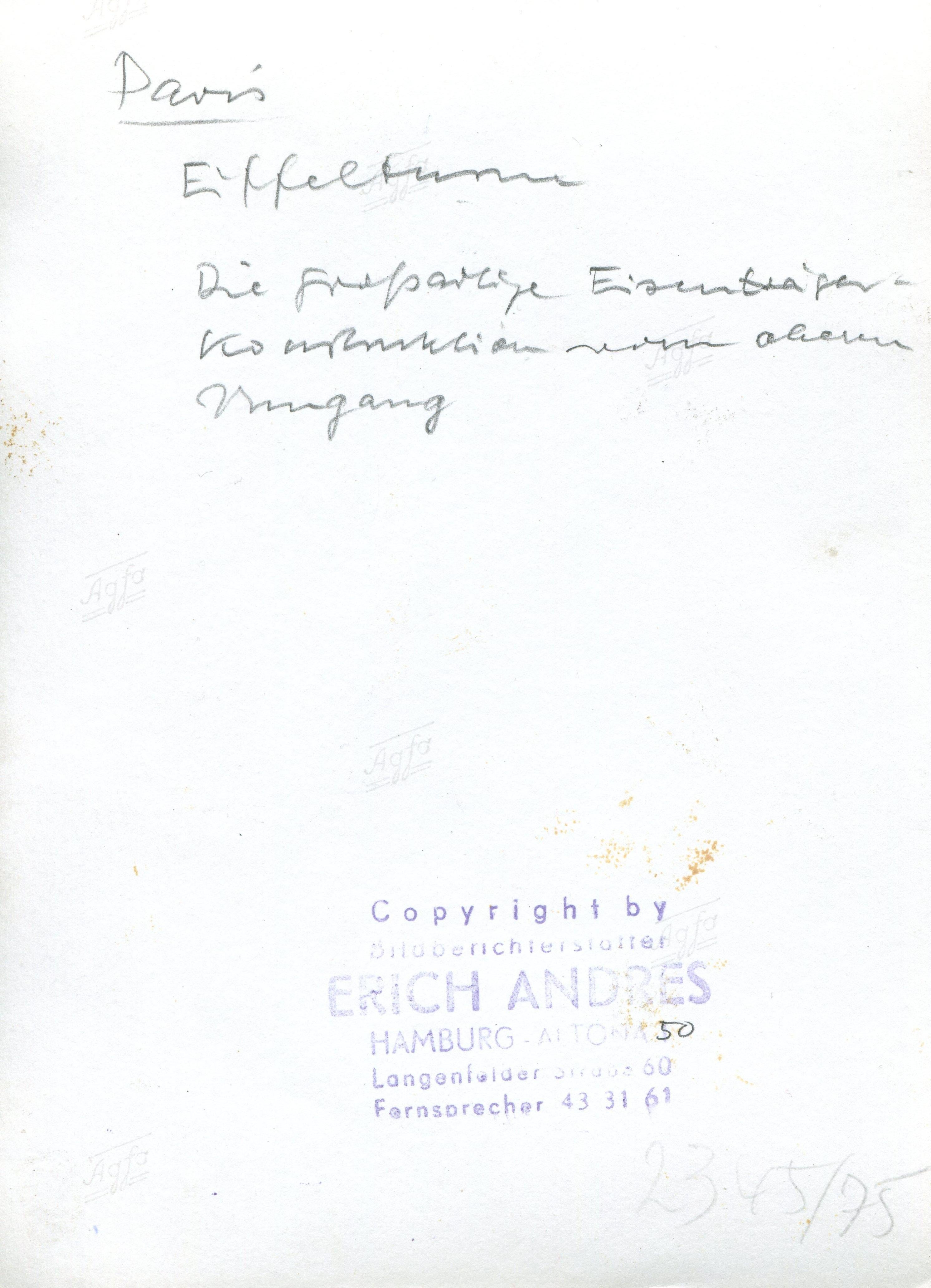 Einbauturm aus Eifelholz, Paris, 1955 (Schwarz), Black and White Photograph, von Erich Andres