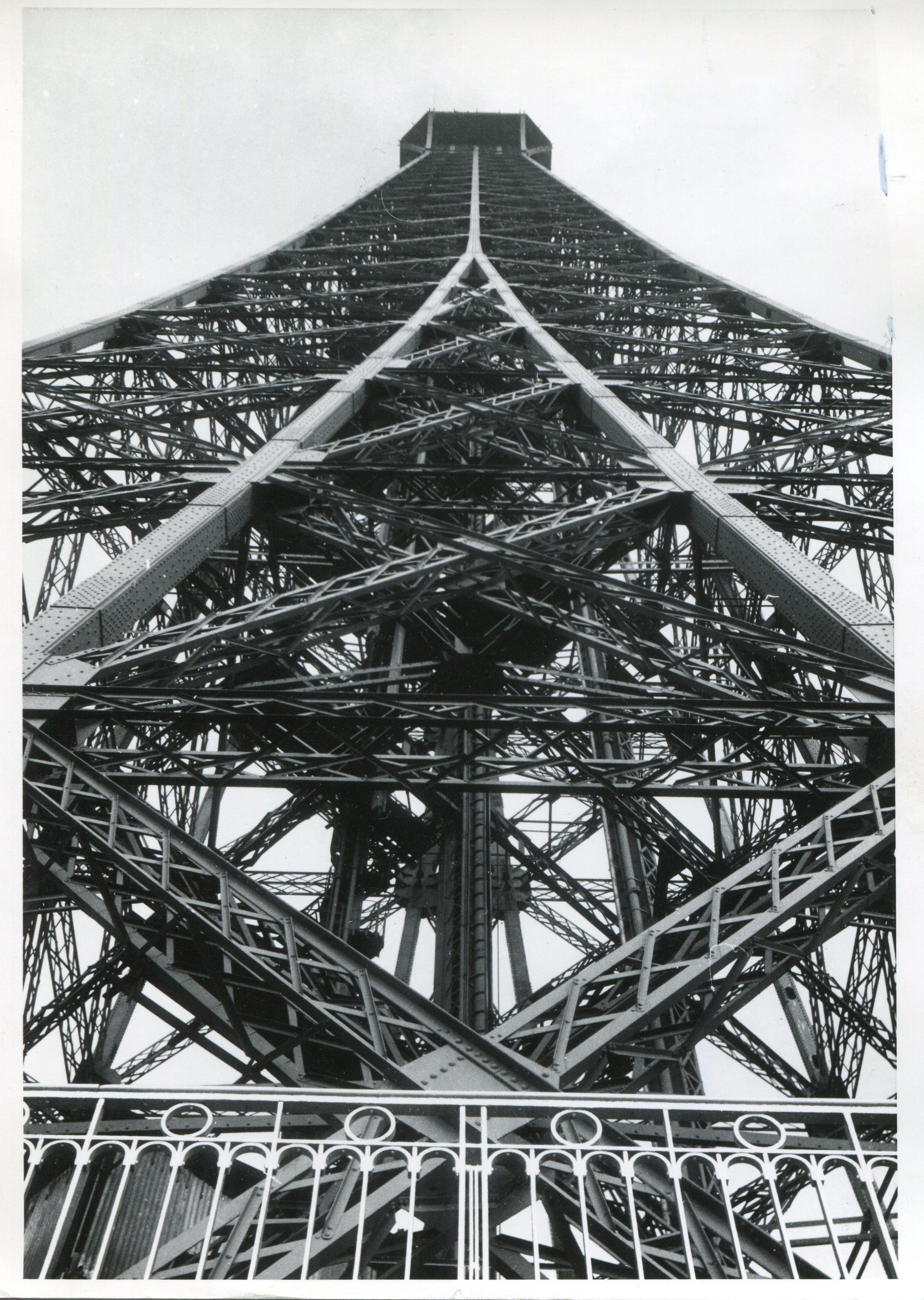 Erich Andres Black and White Photograph – Einbauturm aus Eifelholz, Paris, 1955