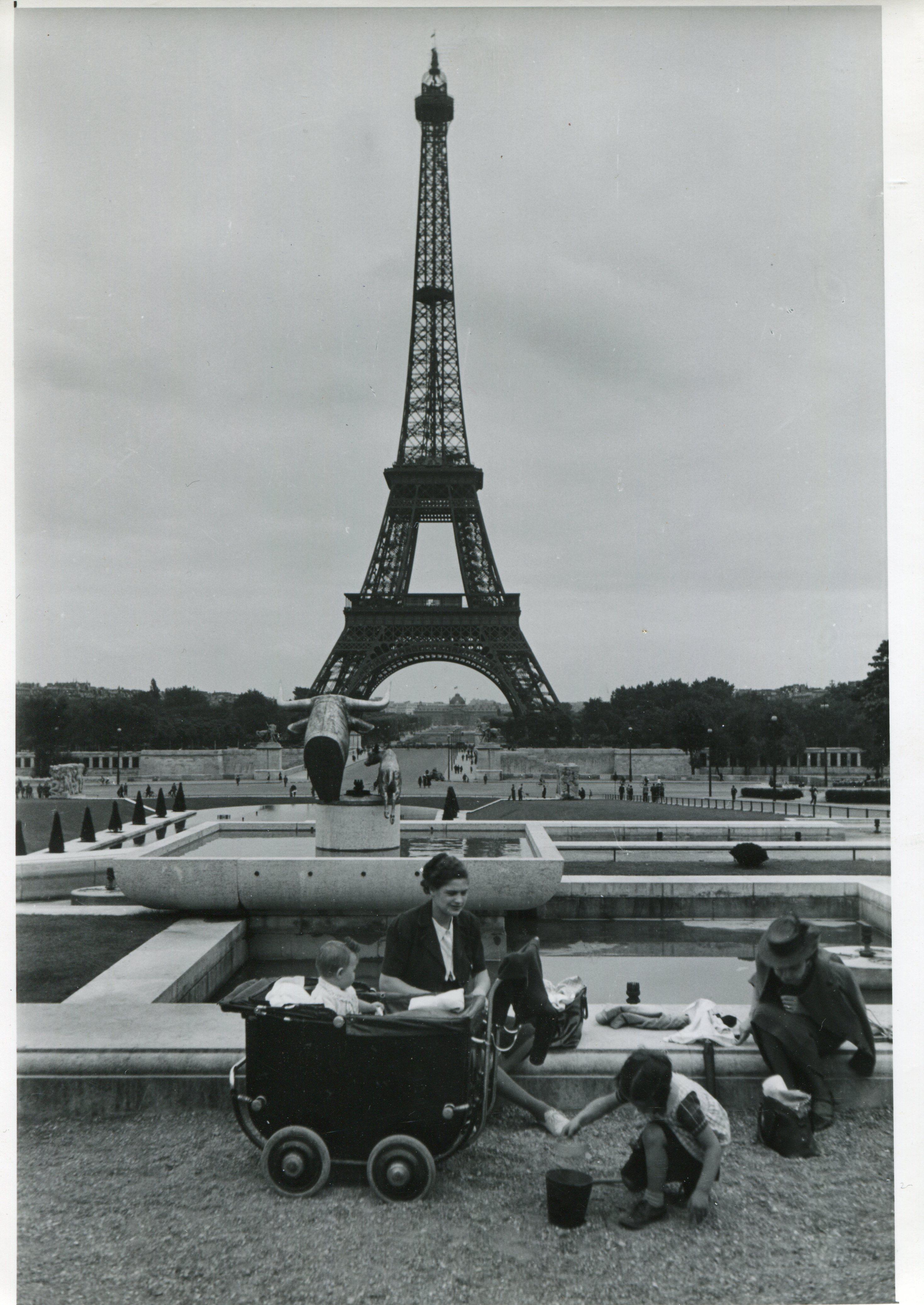 Erich Andres Black and White Photograph – Einbauturm aus Eifelholz, Paris, 1955