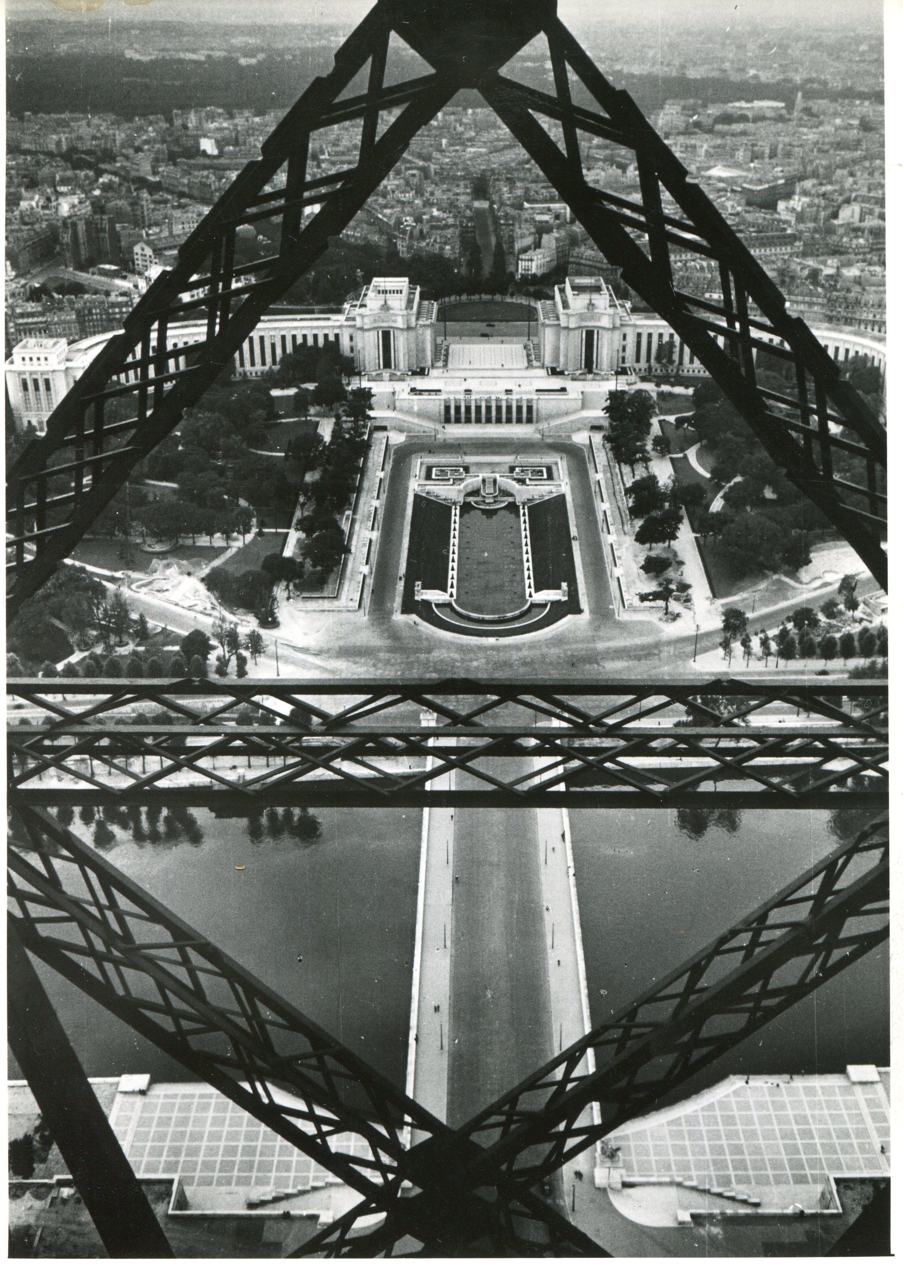 Black and White Photograph Erich Andres - Eifeltower, Paris, 1955