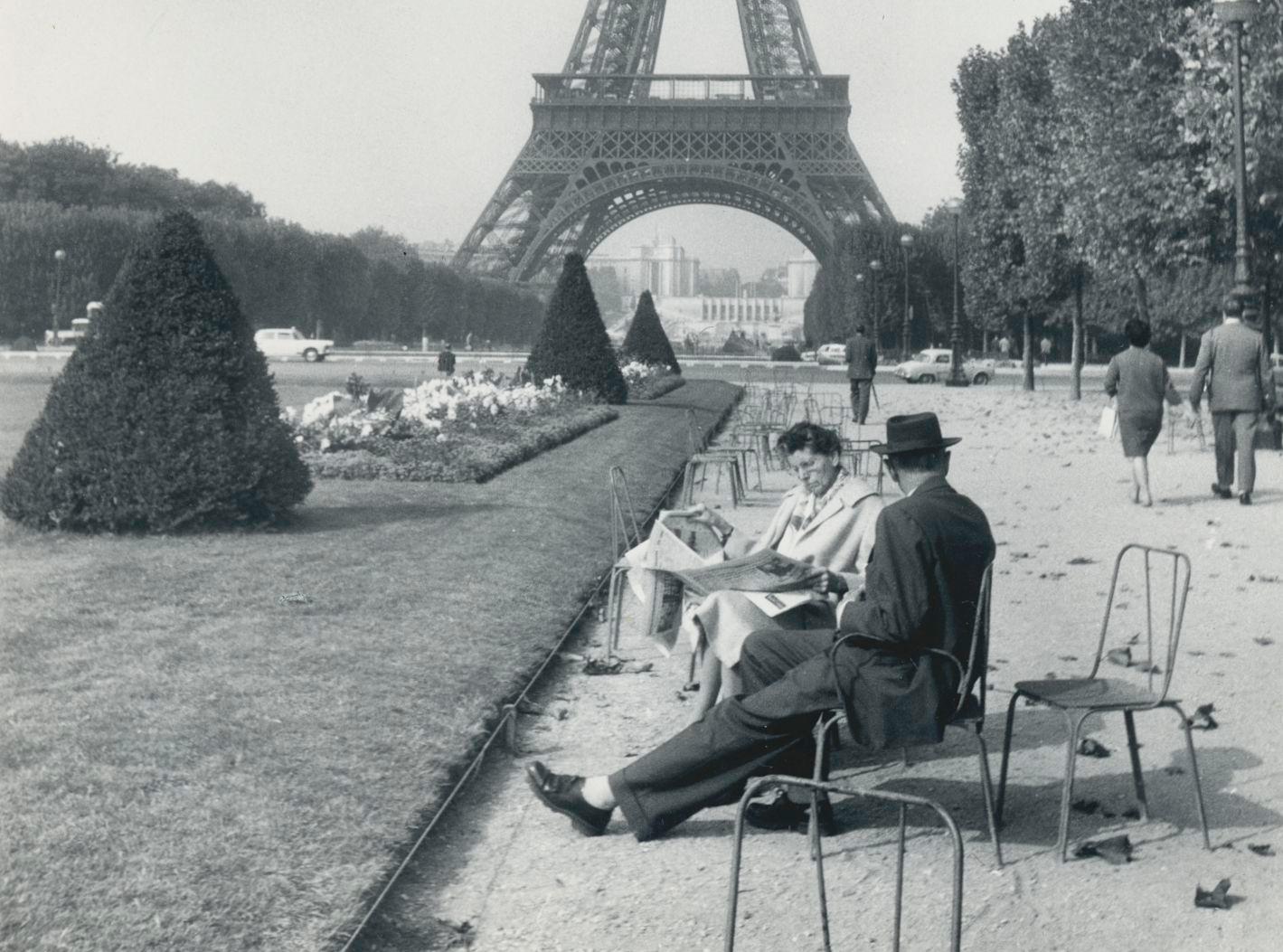 Torre Eiffel,  Blanco y negro, París, años 50, 17, 6 x 12, 8 cm - Photograph de Erich Andres