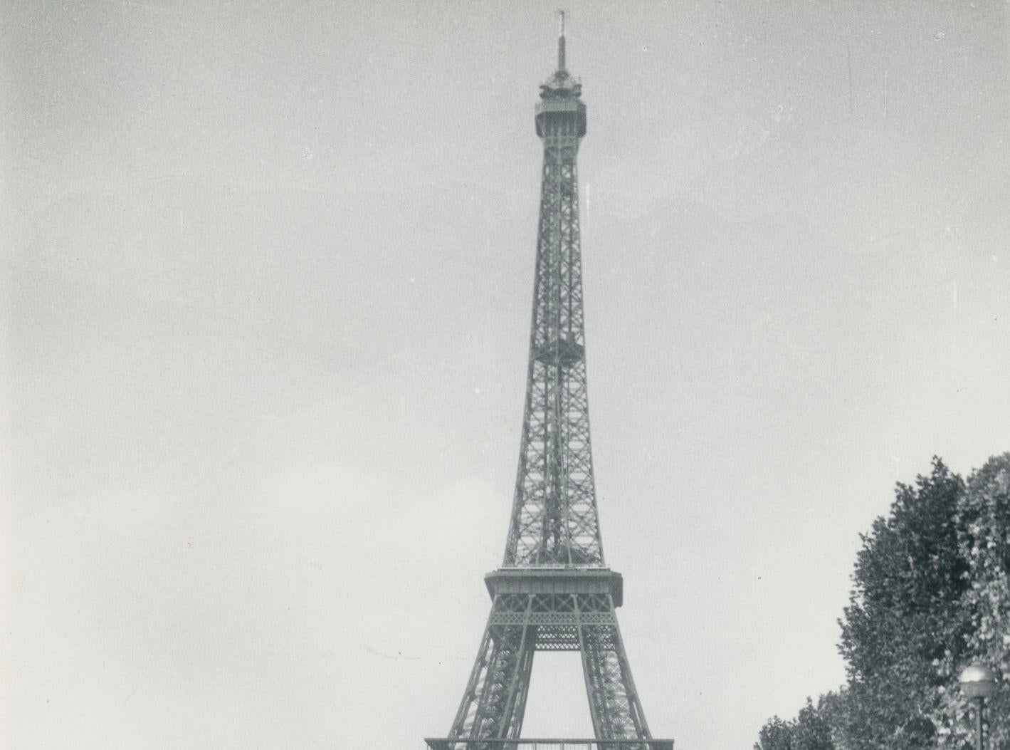 Torre Eiffel,  Blanco y negro, París, años 50, 17, 6 x 12, 8 cm - Photograph Moderno de Erich Andres