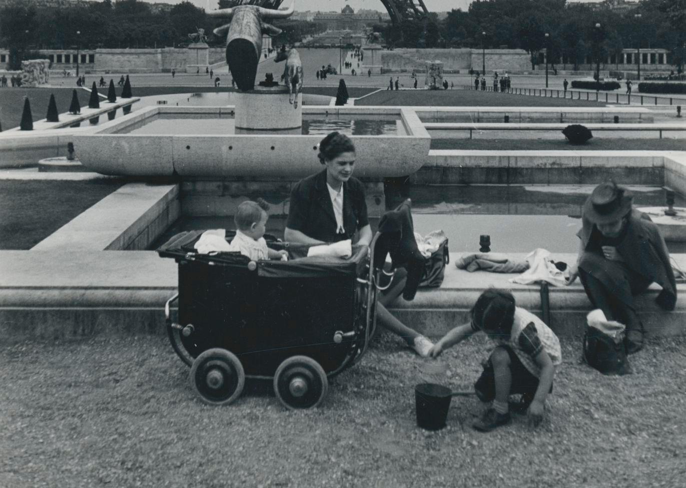 Torre Eiffel, Familia, Blanco y negro, Francia años 50, 17, 9 x 12, 9 cm - Photograph Moderno de Erich Andres