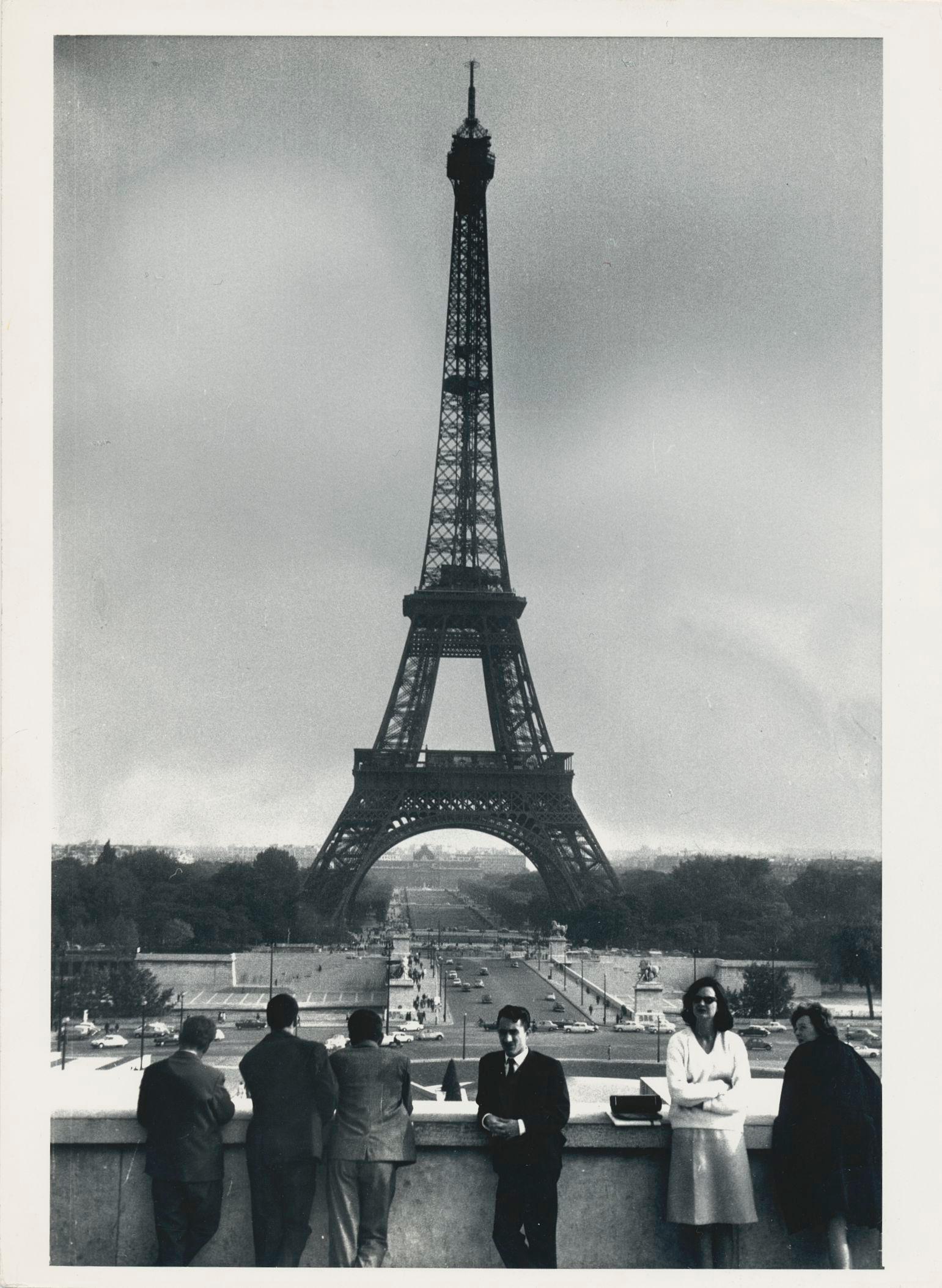 Tour Eiffel, photographie de rue, noir et blanc, France années 1950, 17, 8 x 13, 1 cm