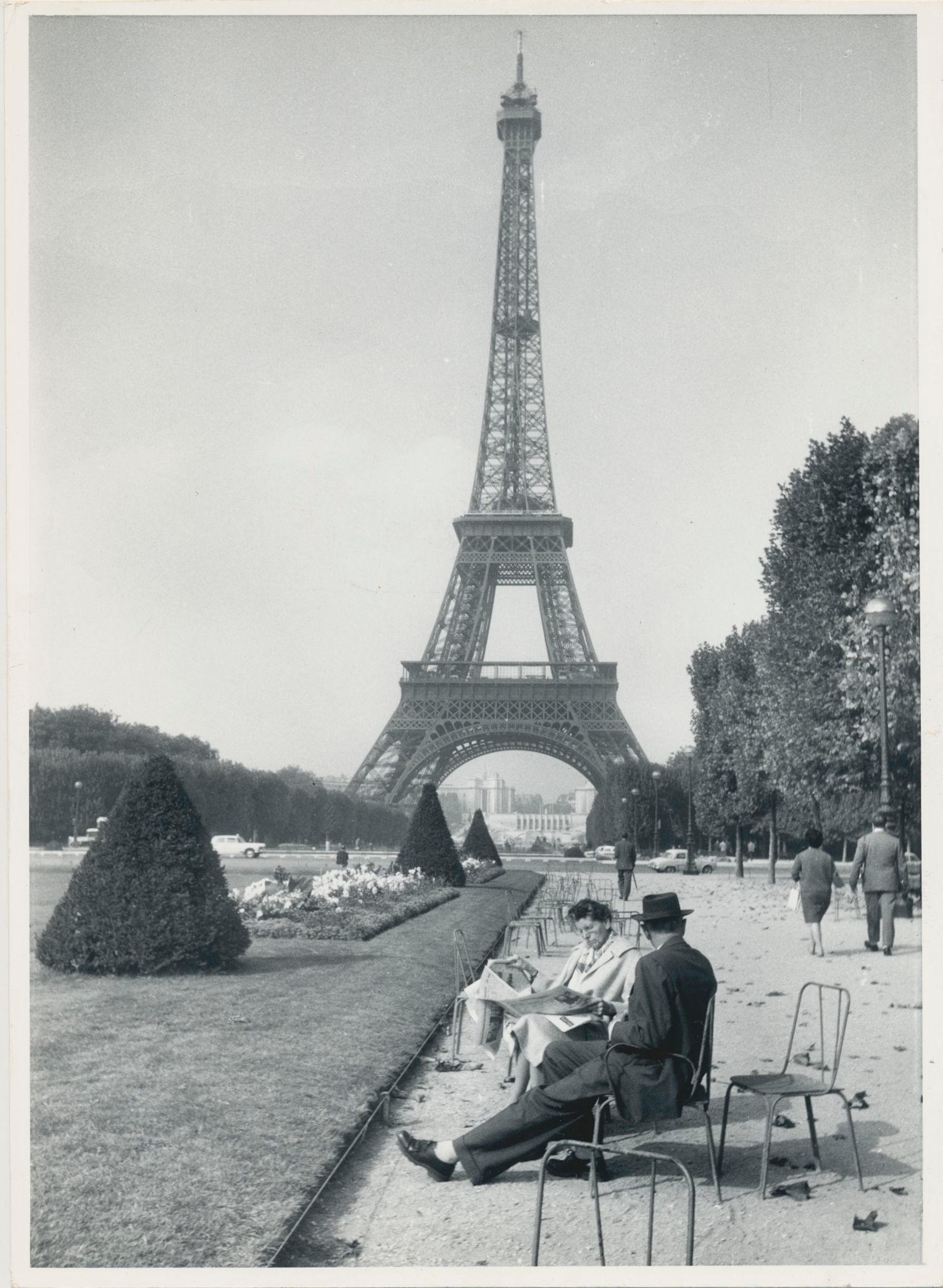 Erich Andres Black and White Photograph - Eiffel Tower, Street Photography, Black and White, Paris, 1950s, 17, 6 x 12, 8 cm