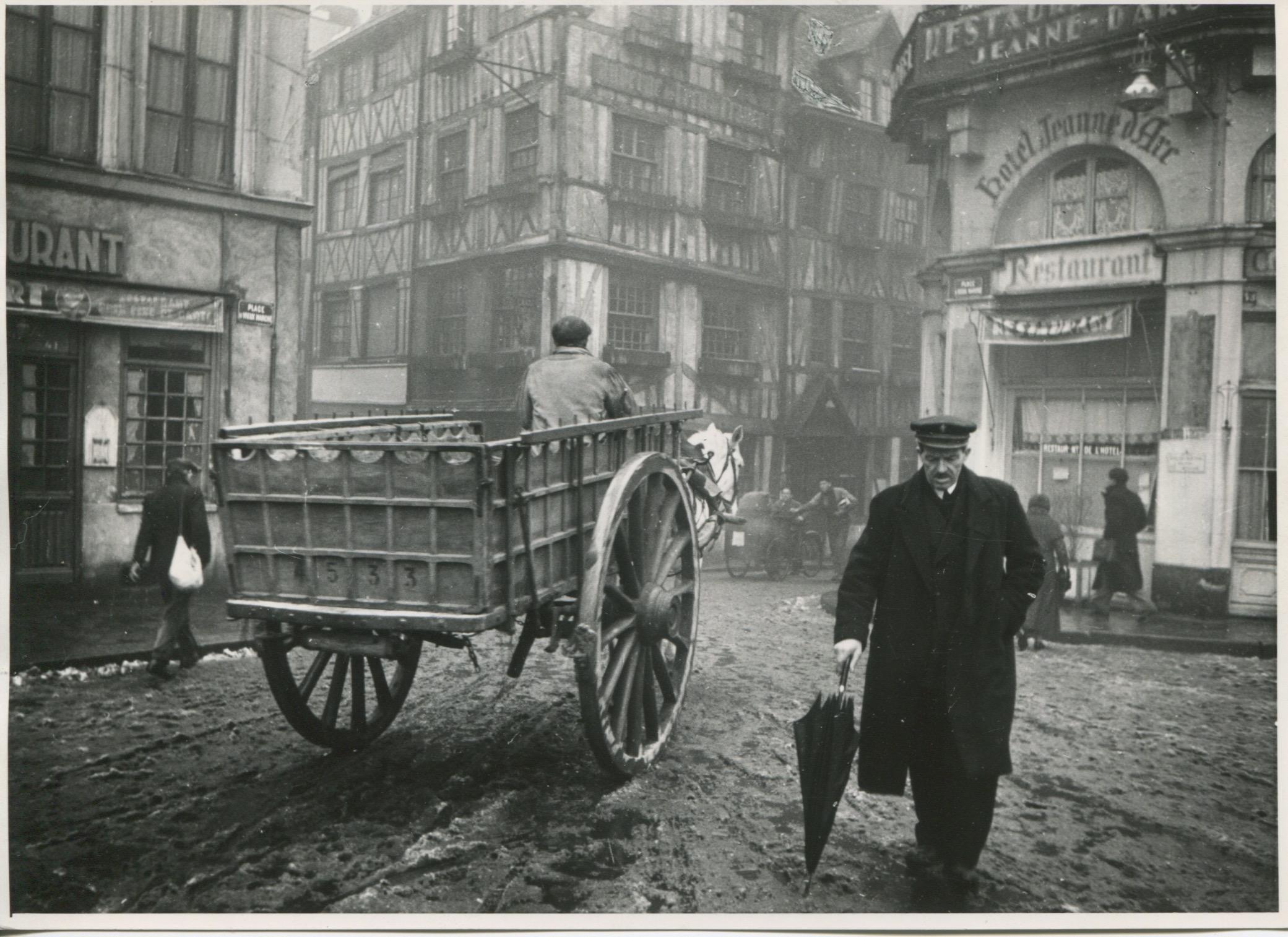 Stampa alla gelatina d'argento di Erich Andres, 1941.
Questa fotografia, scattata nel 1941 a Rouen, in Francia, ritrae una scena di strada nebbiosa durante la Seconda Guerra Mondiale. La strada è fiancheggiata da tradizionali case a graticcio,