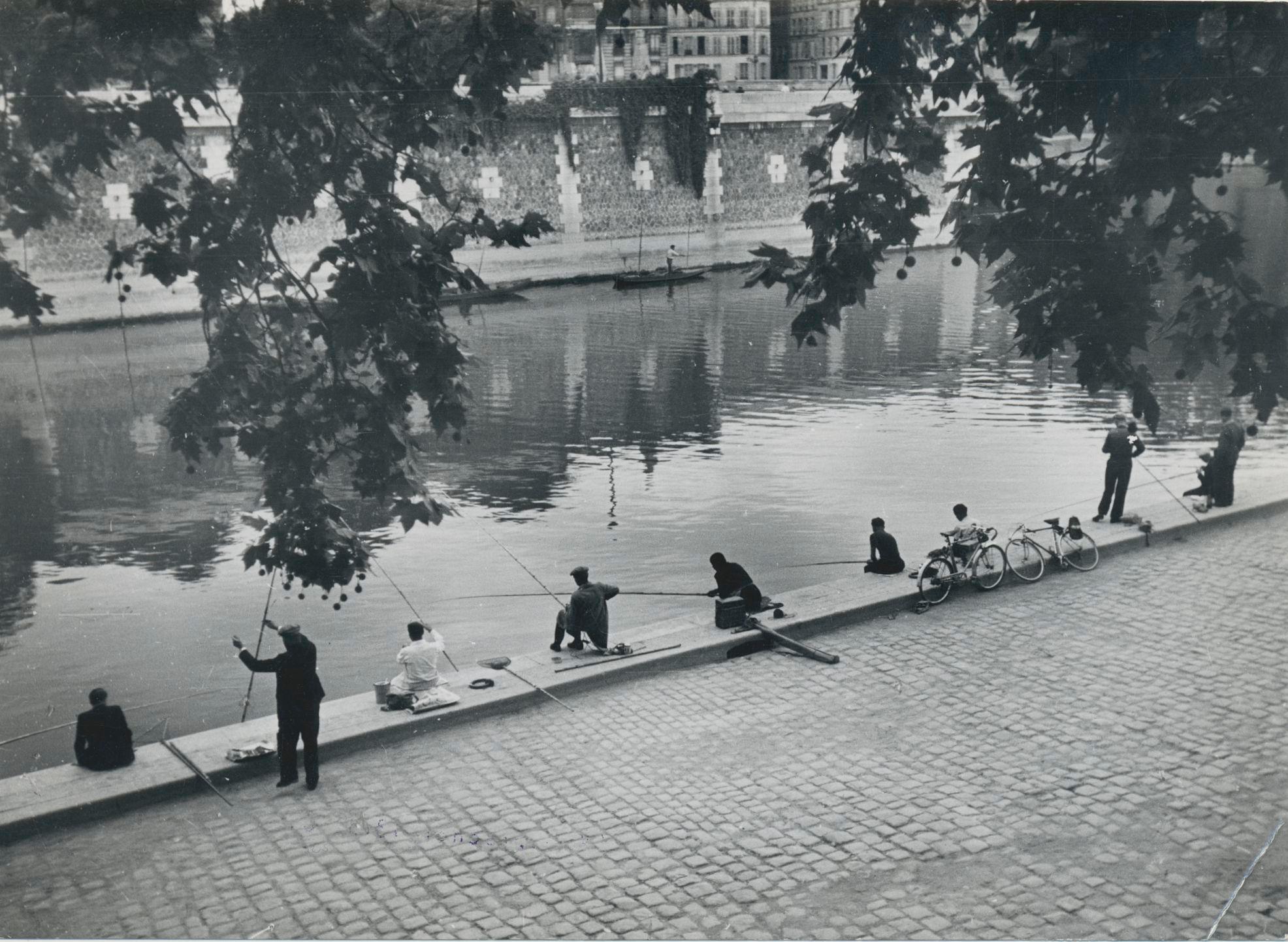 Erich Andres Landscape Photograph - Fishermen at Seine, Paris, France 1950s, 12, 2 X 16, 7 cm