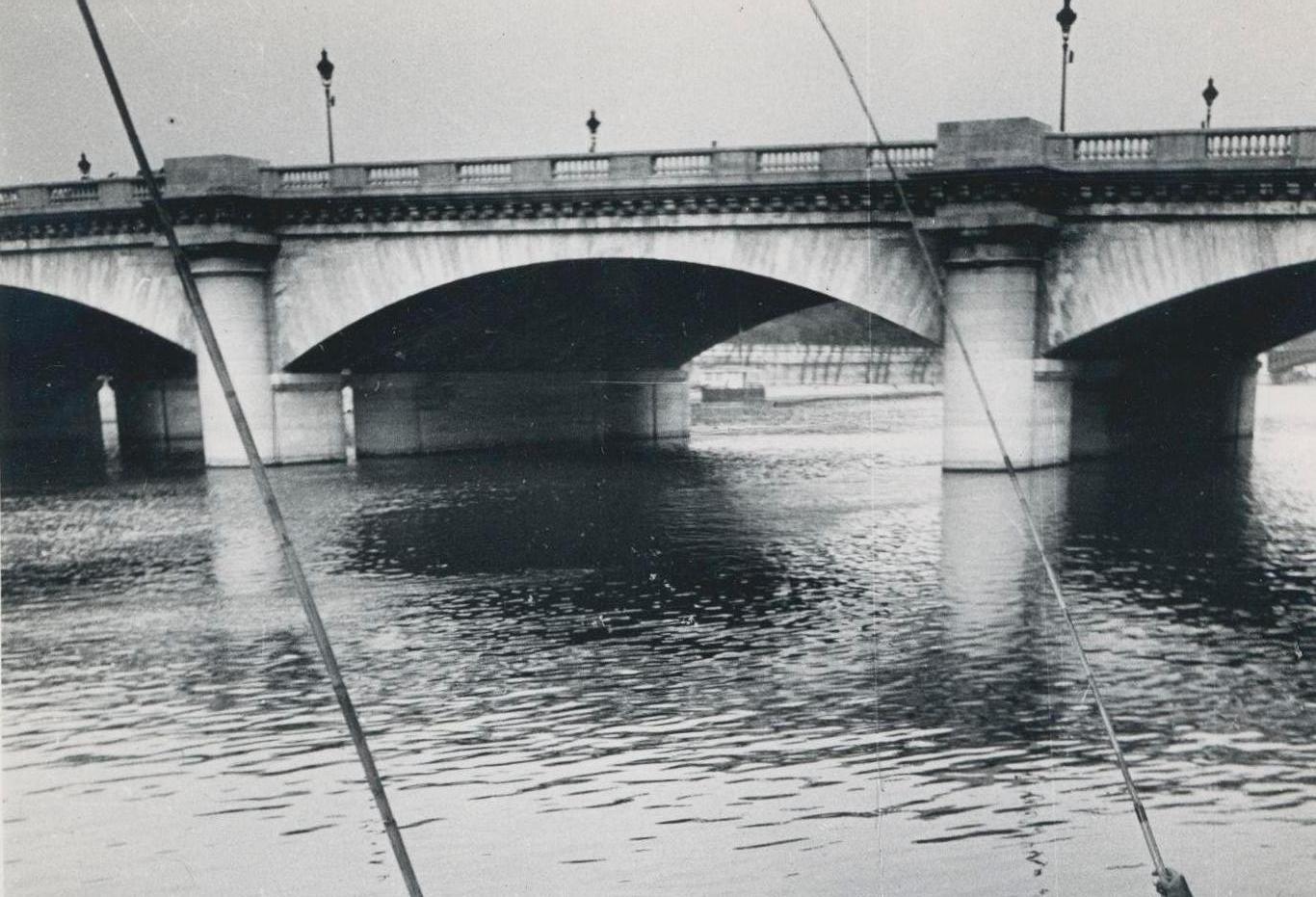 Fischer und Fischer; Straßenfotografie; Schwarz-Weiß-Schwarz-Weiß-Fotografie; Paris, 1950er Jahre, 17, 5 x 12, 4 cm – Photograph von Erich Andres