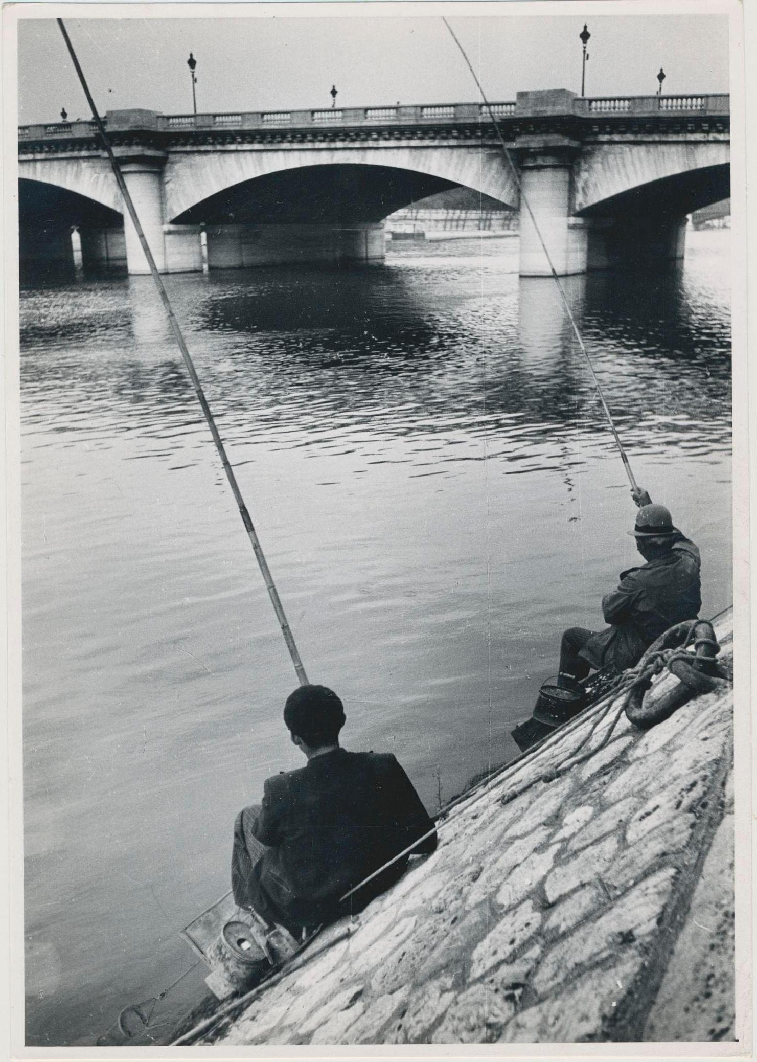 Erich Andres Landscape Photograph - Fishermen; Street Photography; Black and White; Paris, 1950s, 17, 5 x 12, 4 cm