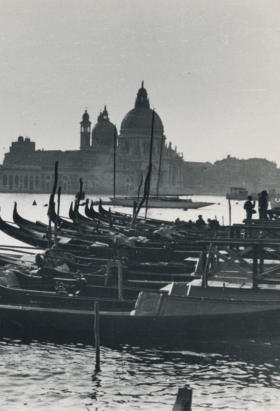 Venice, Gondolas, Black and White, Italy 1950s, 12, 8 x 17, 9 cm - Photograph by Erich Andres