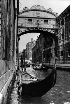 Gondoles sous le pont des Soupirs : Venise dans les années 1950.