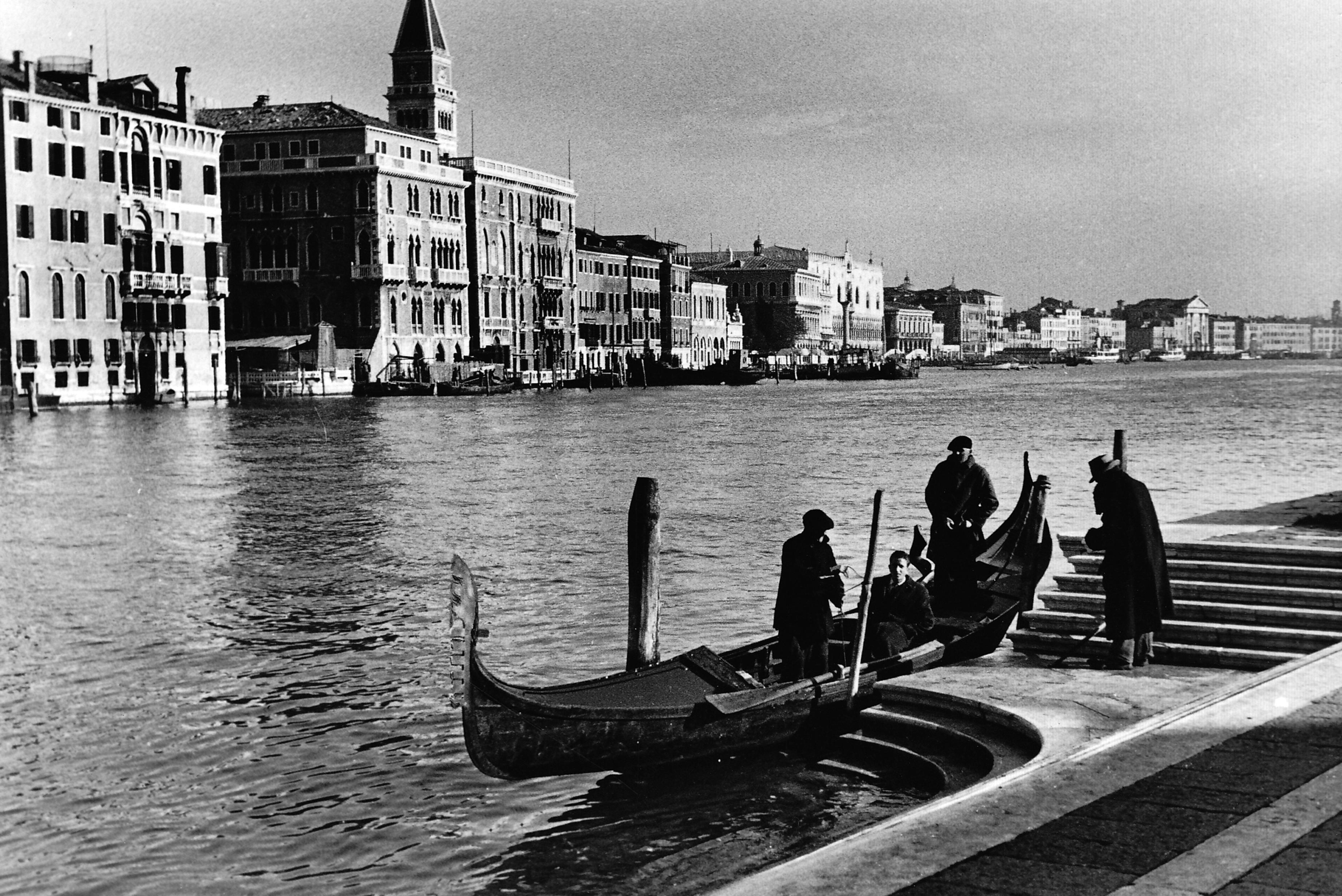 Erich Andres Black and White Photograph – Gondolas am Grand Canal, Venedig, 1950er-Jahre