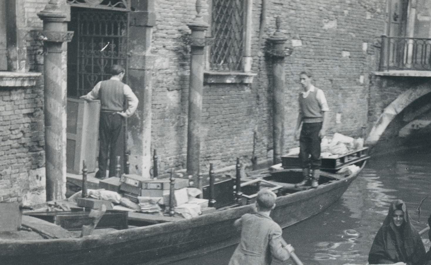 Venice, Venedig, Gondolas, Black and White, Italy 1950s, 12, 9 x 17, 8 cm - Photograph by Erich Andres