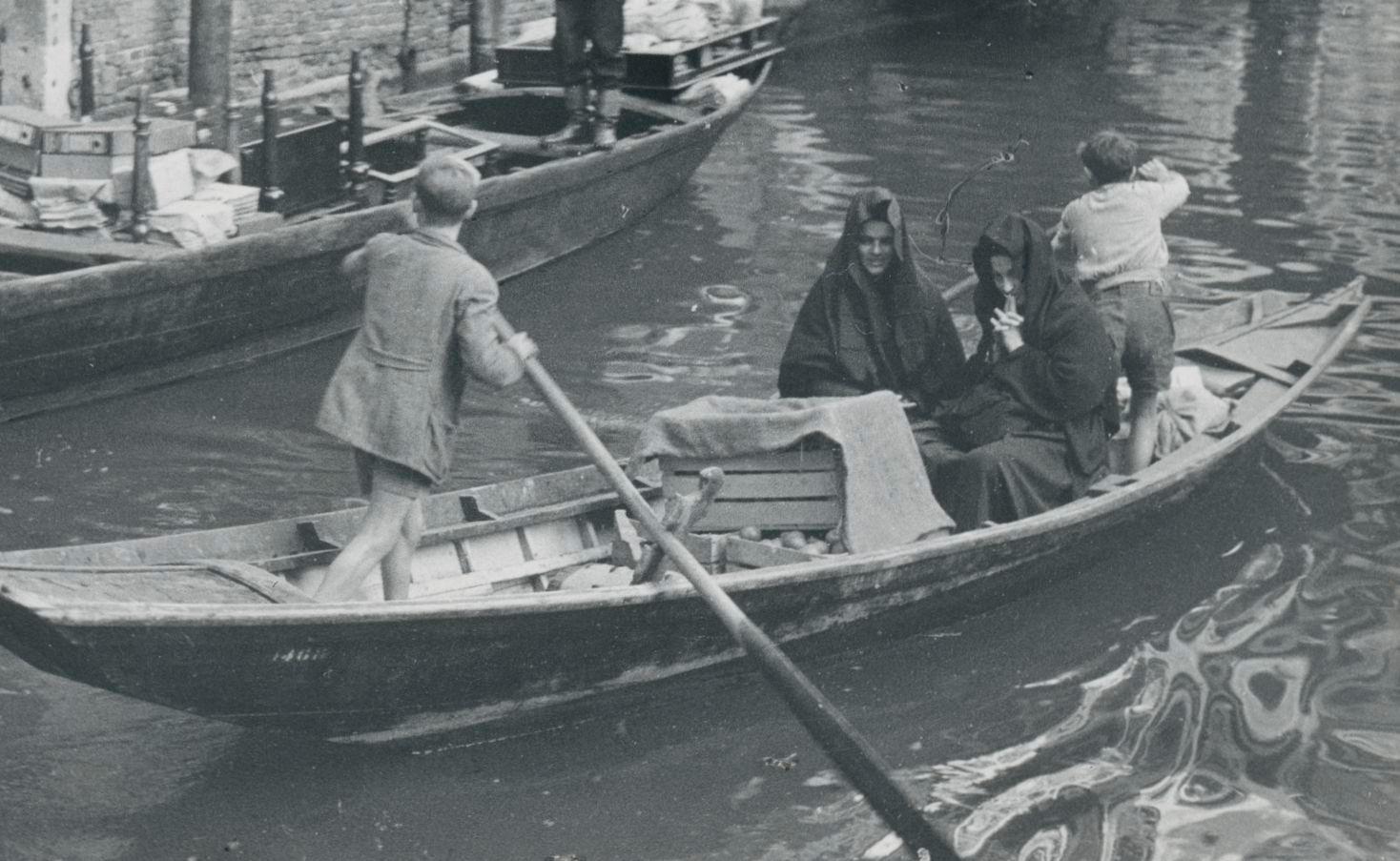 Venice, Venedig, Gondolas, Black and White, Italy 1950s, 12, 9 x 17, 8 cm - Modern Photograph by Erich Andres