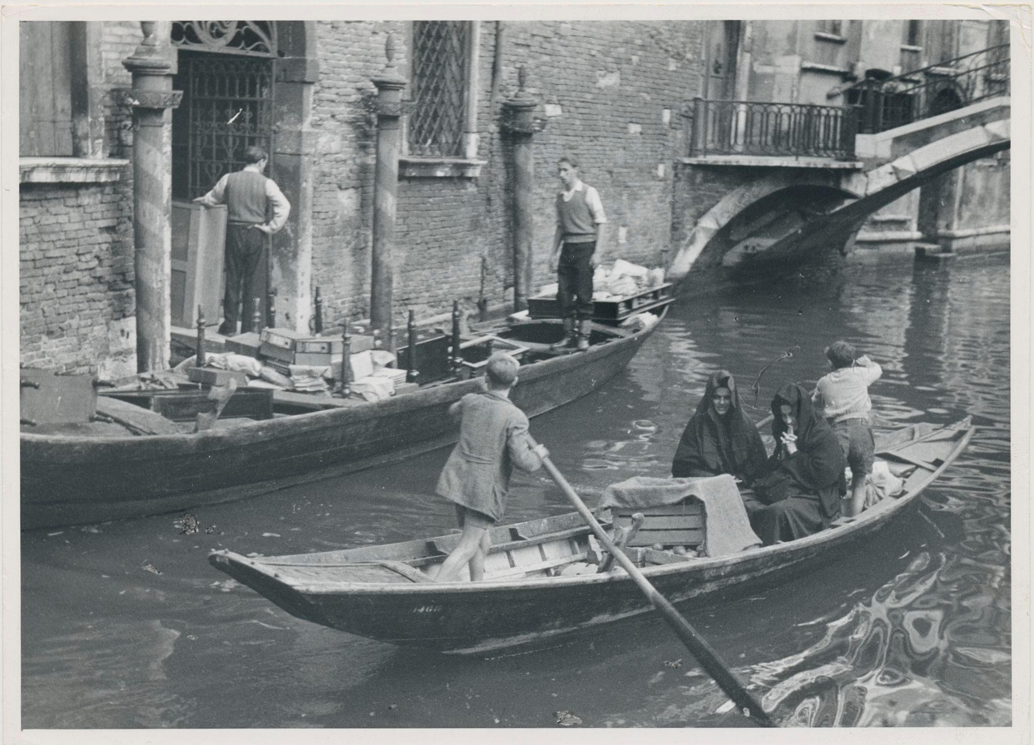 Erich Andres Black and White Photograph - Venice, Venedig, Gondolas, Black and White, Italy 1950s, 12, 9 x 17, 8 cm