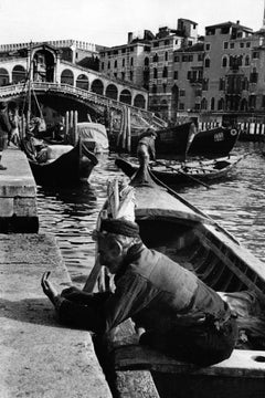 Gondoliere auf der Rialto-Brücke, Venedig, 1950er Jahre