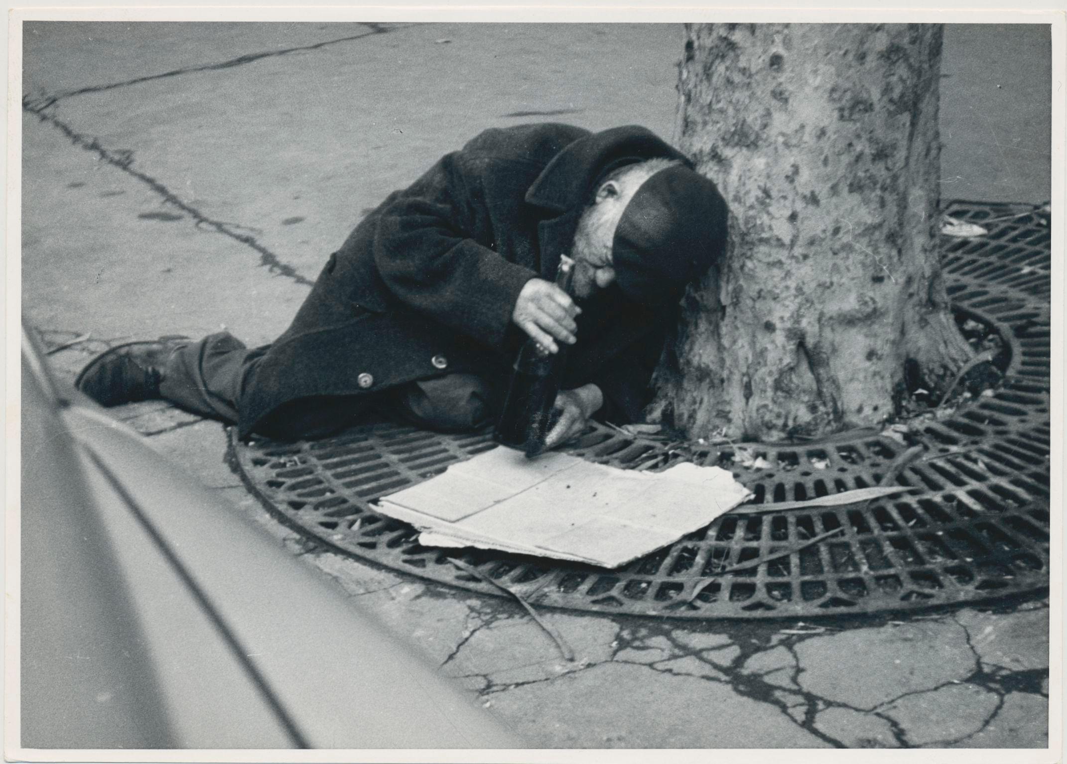 Erich Andres Black and White Photograph - Homeless man, Street Photography, Paris, France 1950s, 12, 8 x 18 cm
