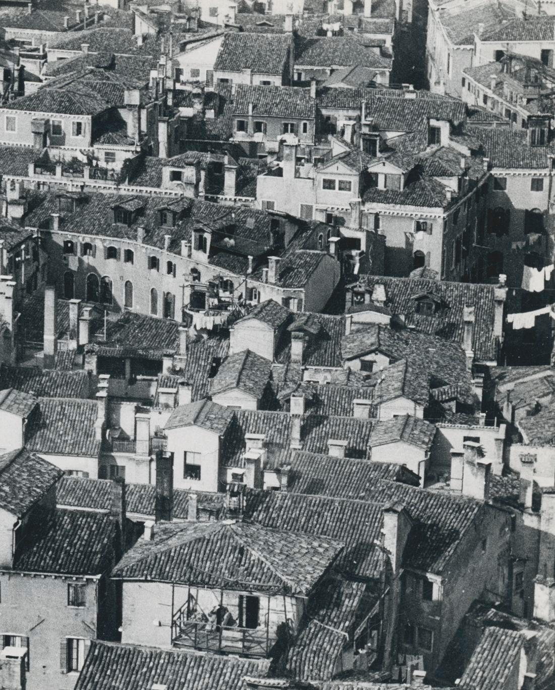 Houses from above, Schwarz-Weiß, Italien 1950er Jahre, 13 x 17,9 cm (Moderne), Photograph, von Erich Andres