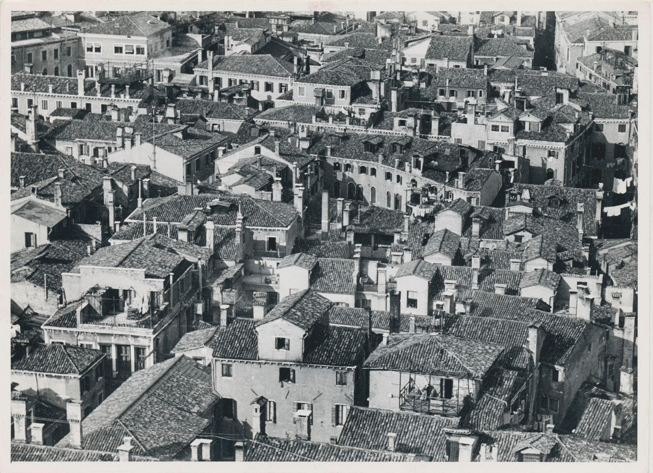 Erich Andres Black and White Photograph – Houses from above, Schwarz-Weiß, Italien 1950er Jahre, 13 x 17,9 cm
