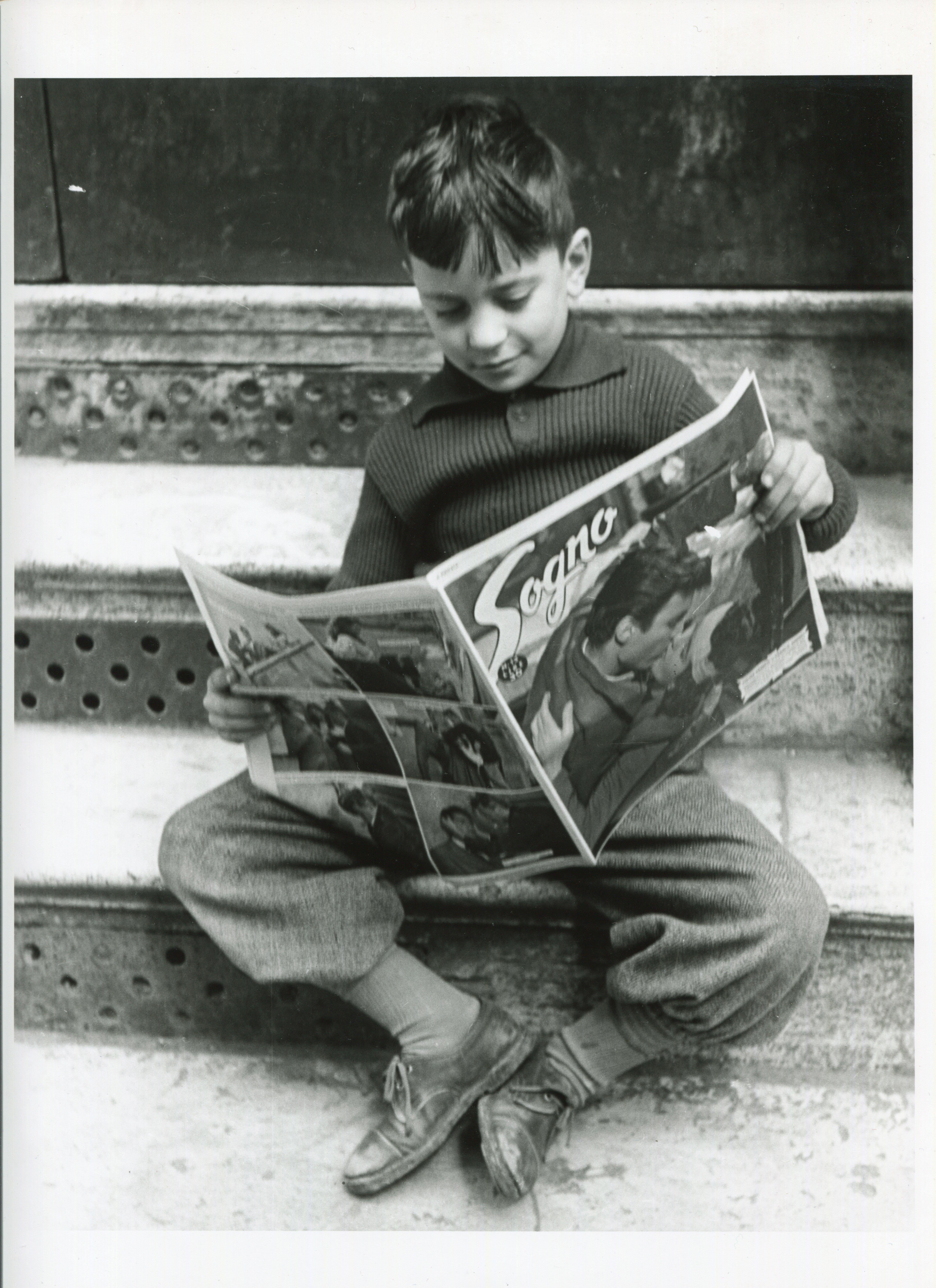 Erich Andres Black and White Photograph - Italy 1956 - Boy reading a newspaper