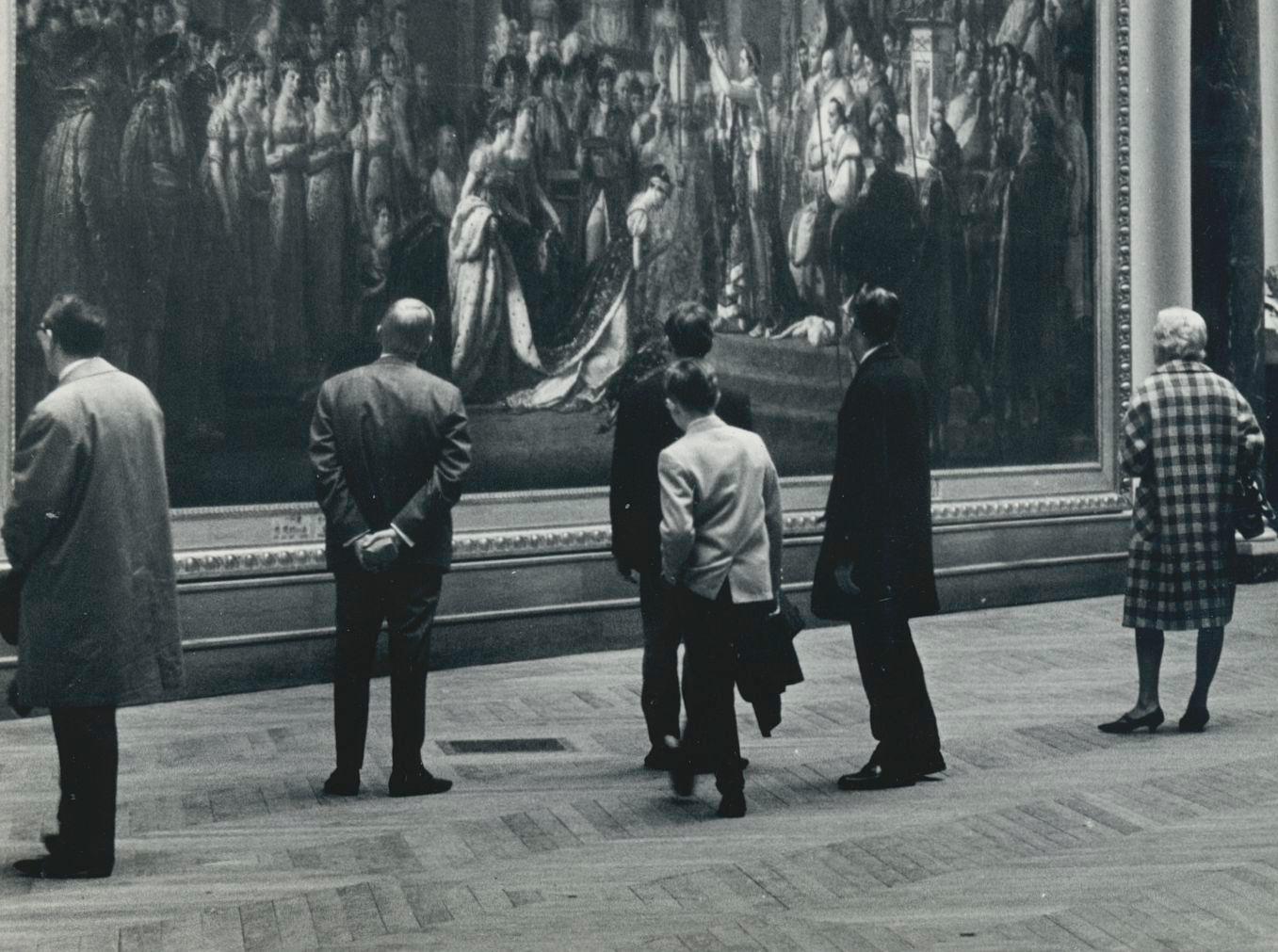 Louvre, Art, Museum, Black and White, Paris, années 1950, 17,1 x 12,1 cm - Moderne Photograph par Erich Andres