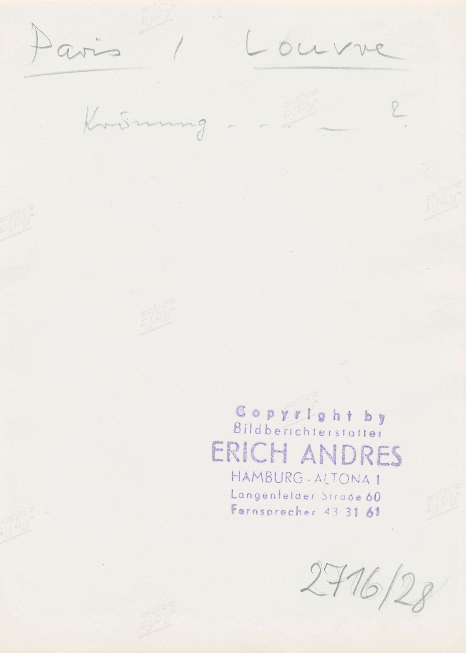 Silbergelatine-Druck von Erich Andres, um 1950.
Andres wurde 1905 in Deutschland geboren und verstarb 1992. Er begann seine Karriere als Fotograf im Jahr 1920. Er war einer der ersten Fotografen, die eine Leica benutzten. Seine Bilder sind heute in
