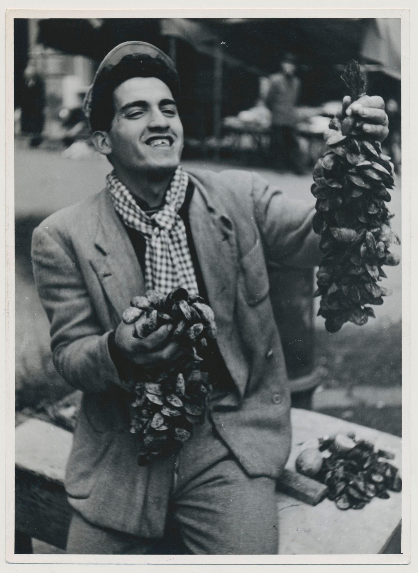 Erich Andres Portrait Photograph - Man, Market, Street Photography, Black and White, Italy 1950s, 17, 8 x 13 cm