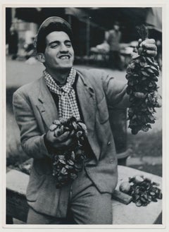 Man, Market, Street Photography, Black and White, Italy 1950s, 17,8 x 13 cm