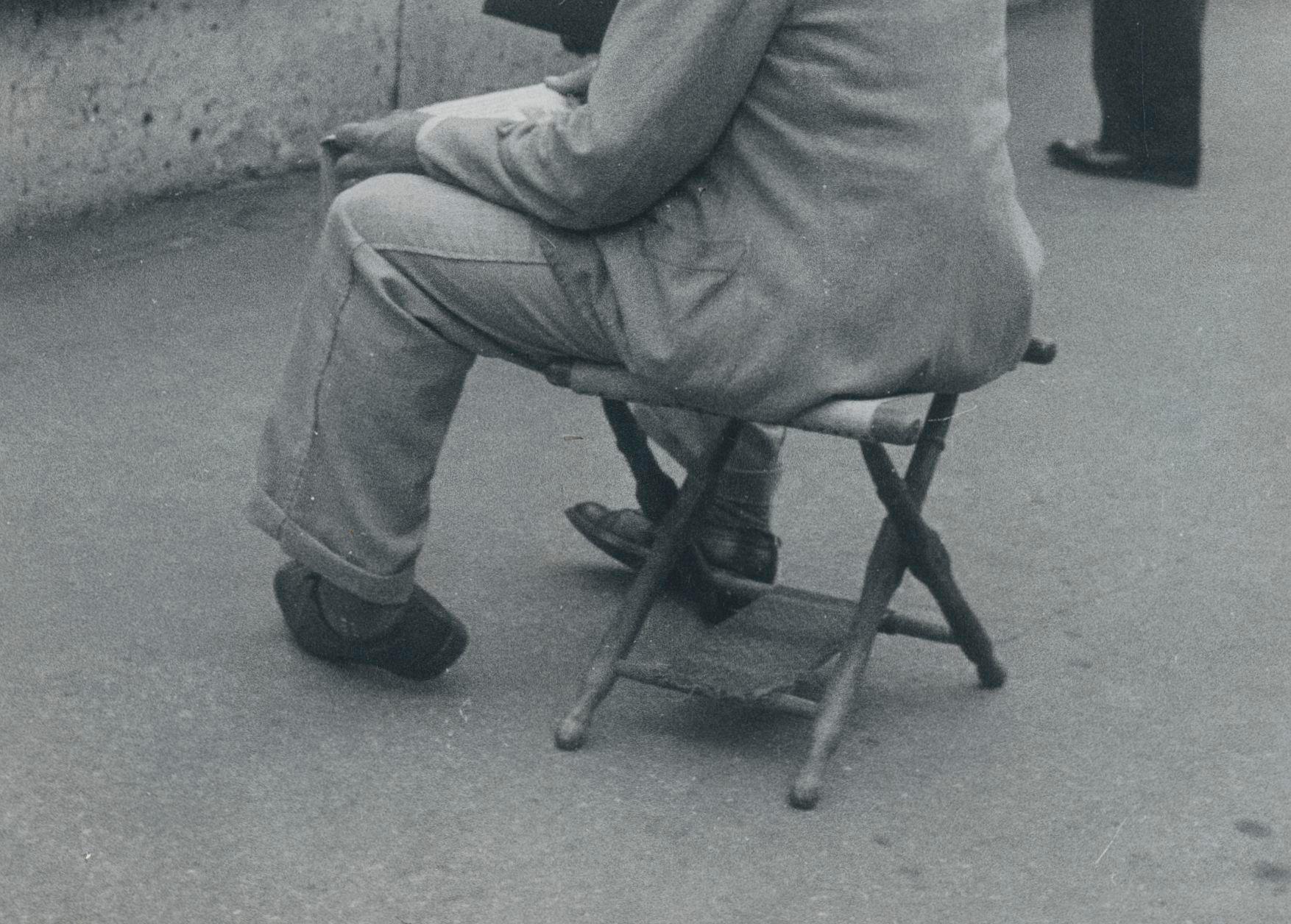Man, Markt, Straßenfotografie, Schwarz-Weiß, Paris, 1950er Jahre, 23 x 16, 8 cm – Photograph von Erich Andres