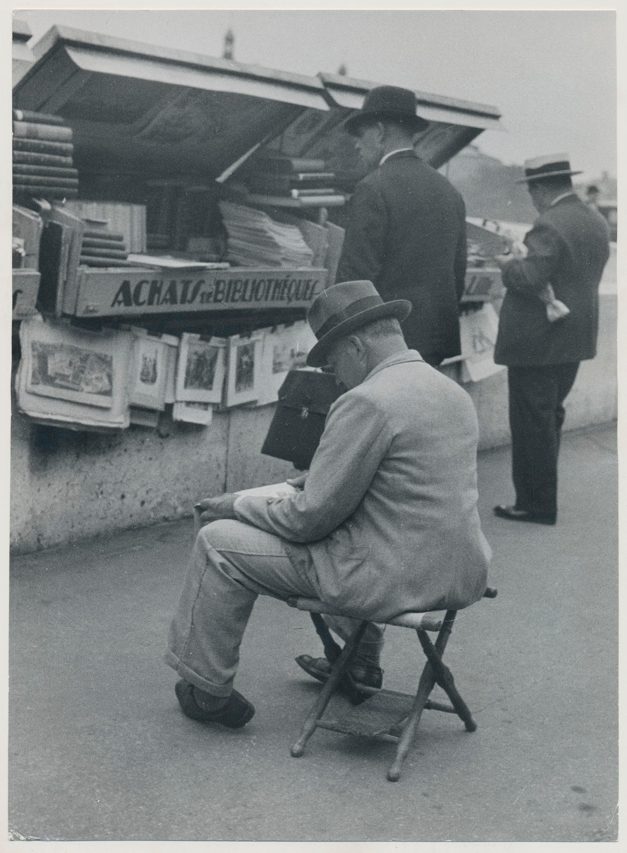 Erich Andres Black and White Photograph - Man, Market, Street Photography, Black and White, Paris, 1950s, 23 x 16, 8 cm