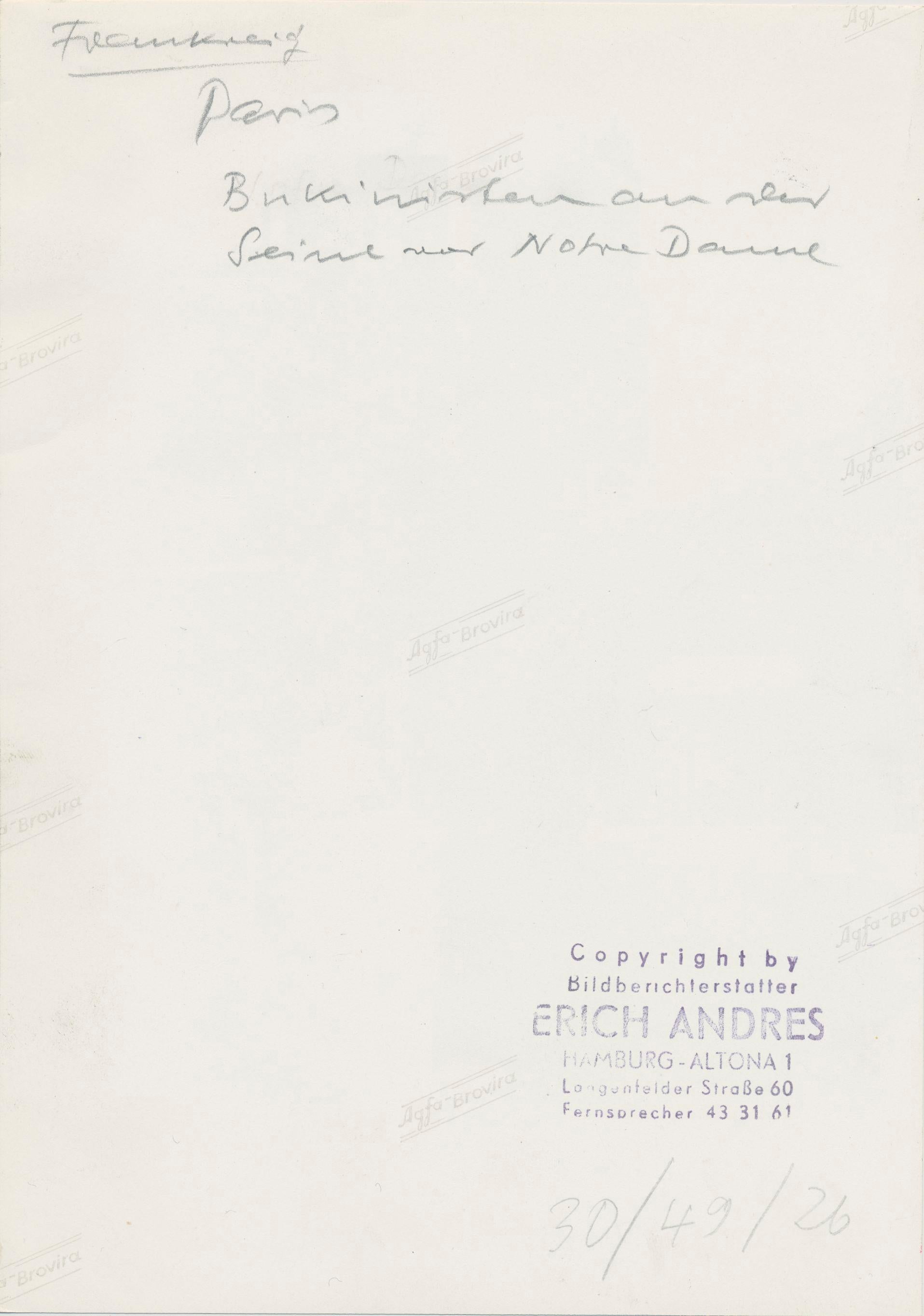 Silbergelatine-Druck von Erich Andres, um 1950.
Andre wurde 1905 in Deutschland geboren und verstarb 1992. Er begann seine Karriere als Fotograf im Jahr 1920. Er war einer der ersten Fotografen, die eine Leica benutzten. Seine Bilder sind heute in
